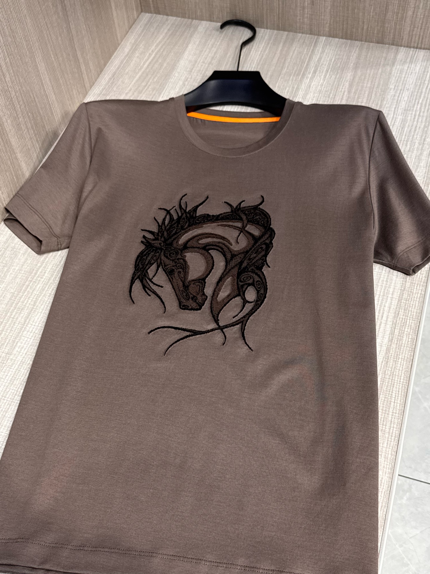 Luxurious Pony-Head T-Shirt: High-End Horse-Brushed Fabric, Embroidered Detail, Premium Quality. - 图片 4