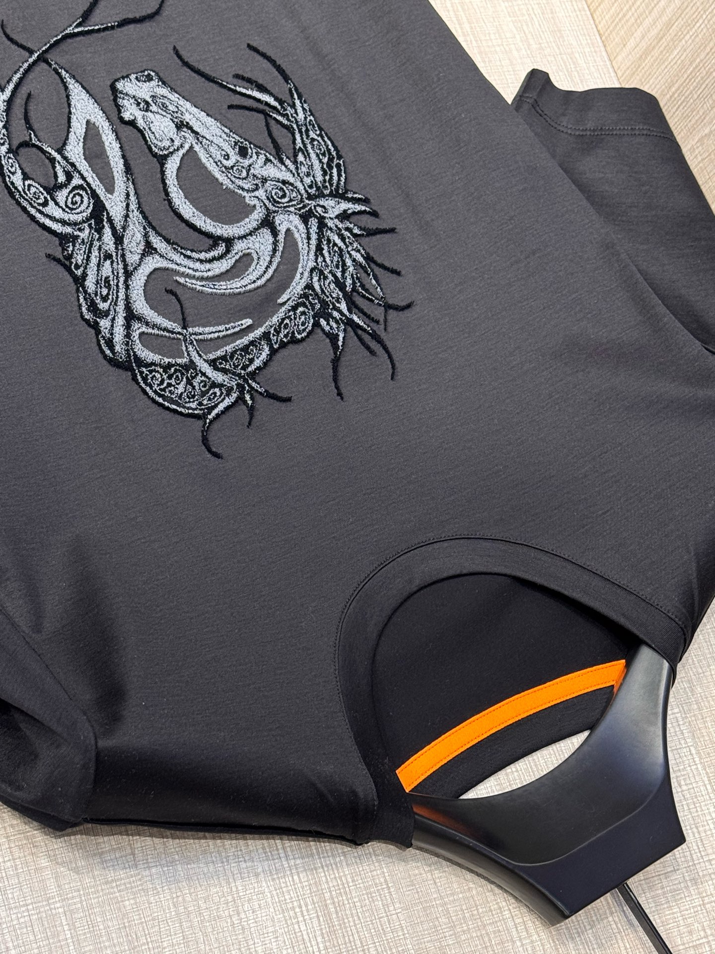 Luxurious Pony-Head T-Shirt: High-End Horse-Brushed Fabric, Embroidered Detail, Premium Quality. - 图片 7