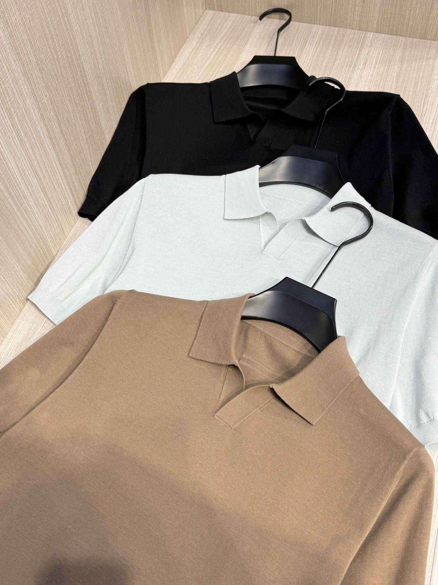 NO:505313,, Model D-7302#, Z Home 2025 Spring and Summer Latest Men's Button-free Lapel Short Sleeve Knitted Sweater, Featured Knitted Cotton Fabric,  80 super soft long velvet cotton, 16-pin dense needle method, clear texture, tight and not easy to deform, soft and skin-friendly texture, showing high-end luxury quality; the comfort of close-fitting is absolutely incomparable to ordinary T-shirts, and it is more breathable and cooler than ordinary cotton T-shirts, and will not feel hot until July or August. The traditional POLO collar is paired with a unique buttonless placket, simple and generous, innovative, light business style, no obvious logo design on the chest, and the back is decorated with iconic parallel bar embroidery. It seems to be a simple and low-key design, but it shows the temperament of a big brand everywhere, and the details are exquisite and exquisite, so exquisite that it is impeccable. The upper body has taste and style, and it is super versatile, and it can never be out of date. It can be worn alone or understand, and can be easily dealt with in business and leisure, full of trendy gentlemanly style; export order standards, full quality high-end brands.  Fabric 90 cotton, 10 silk size M-3XL (male model 172 cm 148 catties try on L size suitable) 3 colors black, coffee, light green, T-shirt, tees, t-shirt, real silk, alexander wang19860909,型号D-7302#,Z家 2025春夏最新男士无纽扣翻领短袖针织衫,精选针织棉质面料制成, 80支超柔长绒棉,16针密致针法,纹理清晰,紧密不易变形,质感软糯亲肤,尽显高端奢华品质；贴身穿着的舒适度绝对是普通Ｔ恤无法比拟的,而且比普通棉质T恤更为透气凉爽,穿到7、8月不会有热感.传统POLO领搭配独特的无扣式门襟,简单大方,有新意,轻商务风格,胸前无明显Logo设计,后背装饰标志性双杠刺绣,看似简单低调的设计,但是却处处彰显大牌气质,细节做工都精益求精,精致到无可挑剔.上身有品位有格调,且超级百搭,永不过时,可单穿也可打底,商务休闲皆可轻松应对,满满的新潮绅士风；出口订单标准,高端大牌全品相. 面料90棉,10真丝尺码M-3XL（男模特172厘米148斤试穿L码合适）3个颜色黑色,咖啡,浅绿,,T-shirt,tees，t-shirt,real silk,alexander wang,Men's clothing