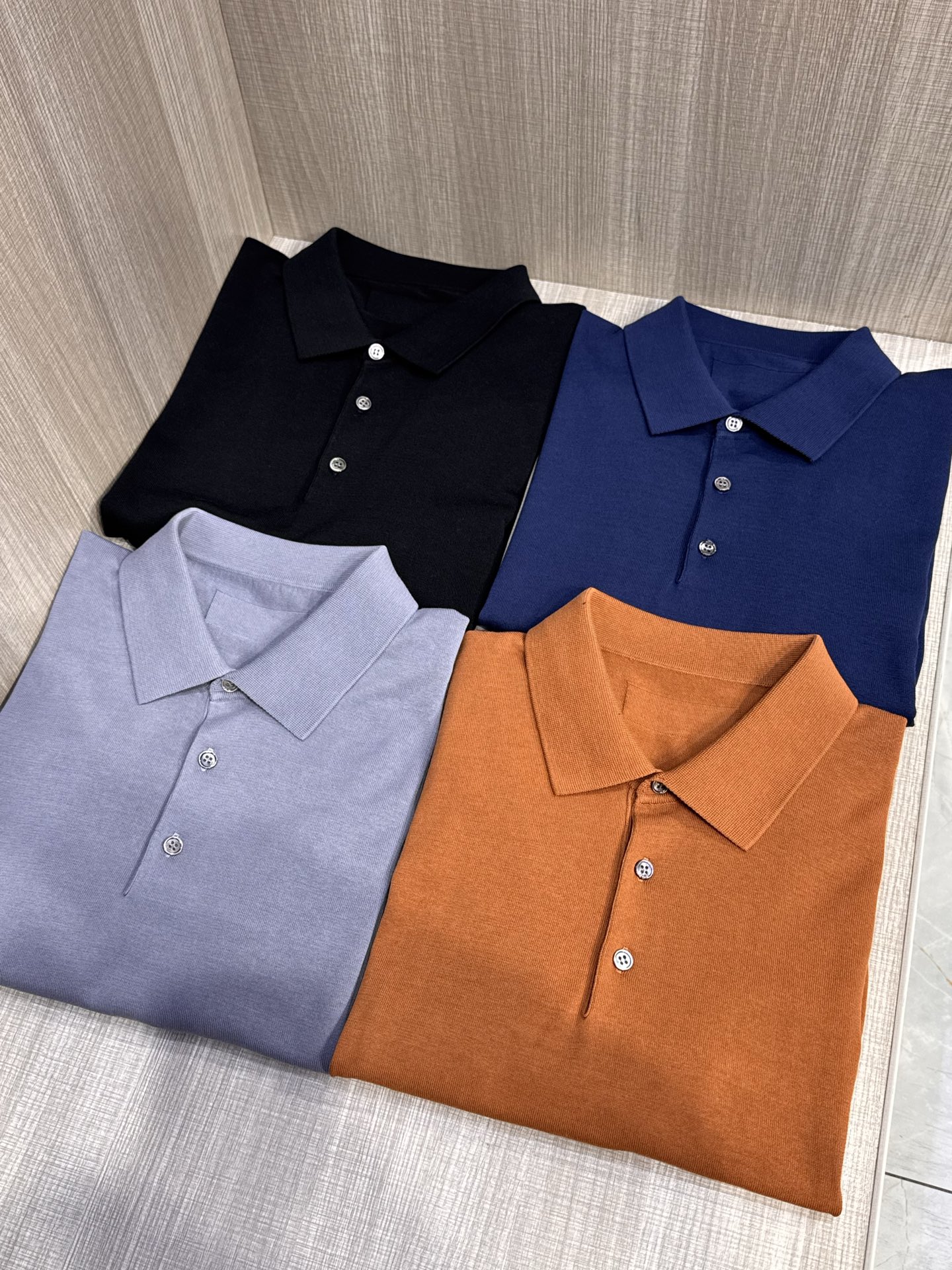 NO:505318,, Model D-6030#,Jenia 2025 spring and summer latest leather logo men's lapel short-sleeved sweater, selected knitted cotton fabric,  60 ultra-soft long velvet cotton, 16-pin dense needle method, clear texture, showing high-end luxury quality; the comfort of wearing close-fitting is absolutely incomparable to ordinary T-shirts, and it is more breathable and cooler than ordinary cotton T-shirts, and will not feel hot until July or August. Traditional POLO collar design is simple and generous, light business style, the iconic genuine leather Z-shaped LOGO logo decoration on the left hem, with a strong sense of quality, the upper body is tasteful and stylish, and it is super versatile, never out of time. Wear it alone in summer, simple and large  Square, business and leisure can be easily dealt with easily; it can also be used as an inner wear in spring and autumn, and it is a good choice for wearing jackets and windbreakers on the outside, full of trendy gentlemanly style. Export order standard, detailed processing is very good, and you don’t want to take off your upper body. Fabric 90 wool cotton, 10 silk buttons deep sea black butterfly shell button size M-3XL (model 172 cm 148 catties try on L size suitable) 4 colors black, hidden blue, gray blue, caramel color, zegna, jackets  & coats,T-shirt,tees,t-shirt,real silk,alexander wang19860909,型号D-6030#,杰尼亚 2025春夏最新皮质徽标男士翻领短袖针织衫,精选针织棉质面料制成, 60支超柔长绒棉,16针密致针法,纹理清晰,尽显高端奢华品质；贴身穿着的舒适度绝对是普通Ｔ恤无法比拟的,而且比普通棉质T恤更为透气凉爽,穿到7、8月不会有热感.传统POLO领设计,简单大方,轻商务风格,左侧下摆标志性真皮Z字LOGO徽标装饰,品质感极强,上身有品位有格调,且超级百搭,永不过时,夏季单穿,简单大方,商务休闲皆可轻松应对；春秋季也可作内搭,外穿夹克风衣都是不错的选择,满满的新潮绅士风.出口订单标准,细节处理非常到位,上身就不想脱的一款针织Polo衫.面料90毛棉,10真丝纽扣深海黑蝶贝壳扣尺码M-3XL（模特172厘米148斤试穿L码合适）4个颜色黑色,藏蓝,灰蓝,焦糖色,,zegna,jackets & coats,T-shirt,tees，t-shirt,real silk,alexander wang,Men's clothing