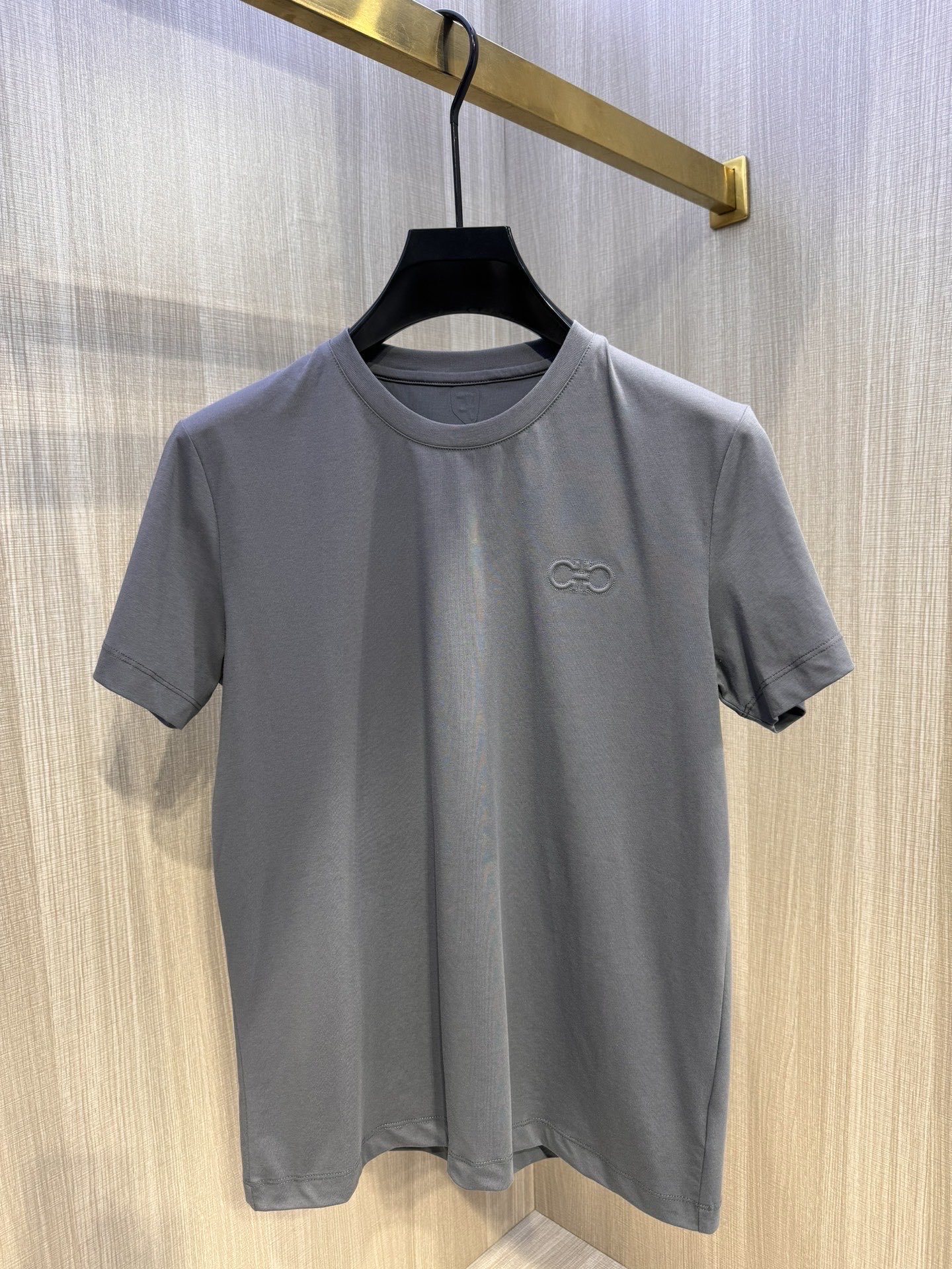 型号L710#,菲拉格慕 2025春夏最新双环绣标男士圆领短袖T恤衫,休闲剪裁棉质运动衫,简单大方,