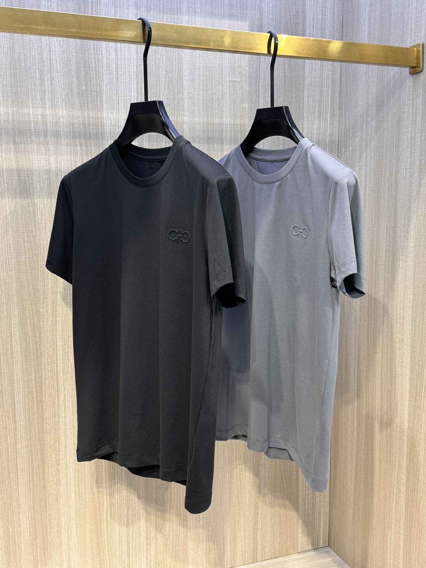 型号L710#,菲拉格慕 2025春夏最新双环绣标男士圆领短袖T恤衫,休闲剪裁棉质运动衫,简单大方,