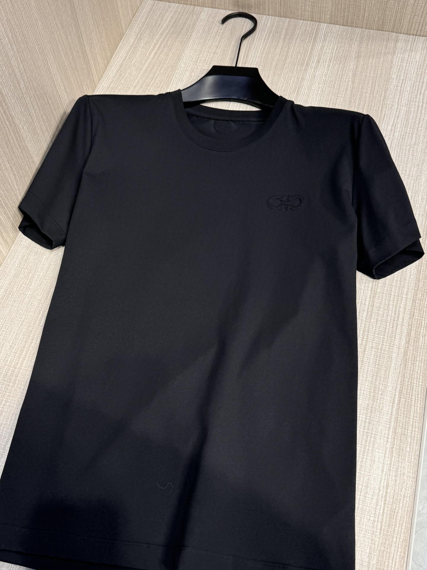 型号L710#,菲拉格慕 2025春夏最新双环绣标男士圆领短袖T恤衫,休闲剪裁棉质运动衫,简单大方,