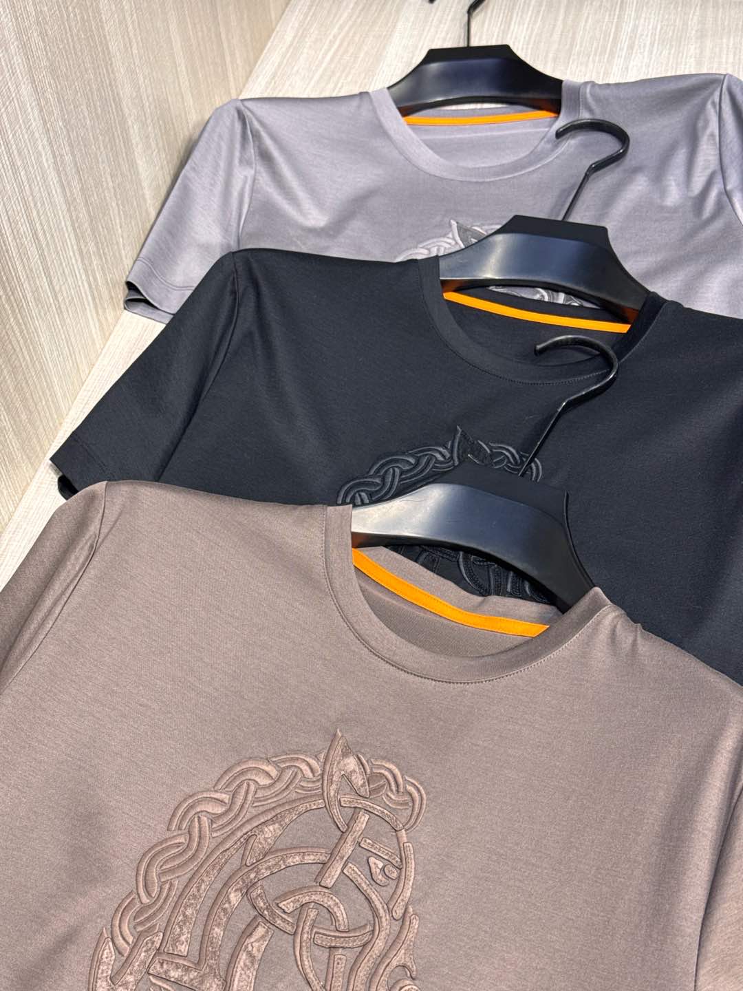 NO:160580,, Model HS022#, Aimajia The latest 2025 spring and summer 2025 horse head patch embroidered men's round neck T-shirt, with a representative large horse head pattern on the chest, adopting high-end heavy industry 3D three-dimensional embroidered patch embroidery technology, it is grand and exquisite and layered, full and stylish, with strong quality and high-end quality; the upper body is handsome and stylish, full of tone, and more connotation and taste. Whether worn alone in summer or with various shirts or jackets in spring and autumn, it can easily create a high-end and elegant charm of the male god!  A slightly loose basic style with small slits on both sides of the hem meet the simple needs of commuters for dressing. The upper body is very effective, showing youthful and elegant, and the style and taste are extremely online. The imported customer supplies top-grade fabric Lanjing Tianshi (70 Tianshi, 30 cotton, and the test report provided by professional institutions). The touch is super good, and it feels softer and smoother than ordinary mercerized cotton, and it is more refreshing and comfortable to wear. It will not fade and will not deform after wearing for a long time. Size M-XXL (model 172 cm 148 catties and try on L size suitable) 3 colors black, gray, coffee, hermes, jackets & coats,shirts,tees, t-shirt, alexander wang19860909,型号HS022#,爱马家 2025春夏最新大马头贴布绣男士圆领T恤衫,胸前极具代表性的大号马头图案,采用高端重工的3D立体刺绣贴布绣花工艺,大气精致而富有层次感,饱满有型,品质感极强,上档次；上身穿着帅气有型,腔调十足,更具内涵与品味,无论夏季单穿,还是春秋季搭配各式衬衫或者外套,都能轻松打造出高级优雅的男神魅力！稍带宽松的基础版型,下摆两侧小开衩,满足通勤人们对于着装的简约需求,上身效果很好,显年轻有气质,逼格与品位都极其在线.进口客供顶级面料兰精天丝（70天丝,30棉,专业机构提供检测报告）,手感超级赞,摸上去比一般丝光棉更加柔软顺滑,穿着更加冰爽舒适,且久穿久洗不褪色不变形.尺码M-XXL（模特172厘米148斤试穿L码合适）3个颜色黑色,灰色,咖啡,,hermes,jackets & coats,shirts,tees，t-shirt,alexander wang,Men's clothing