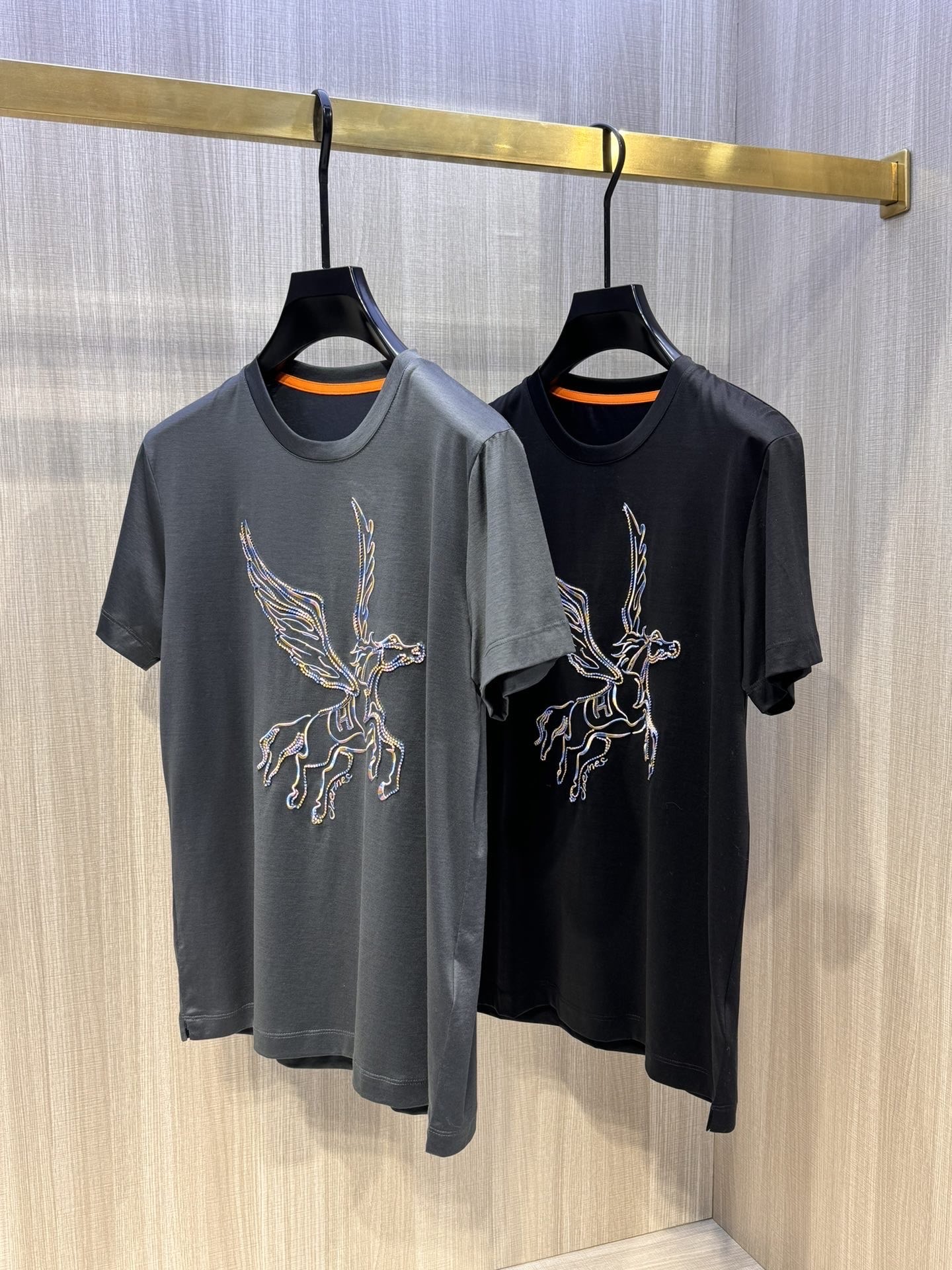 ,型号HL117#,爱马家 2025春夏最新大飞马绣花男士圆领T恤衫,胸前极具代表性的大飞马图案,采用高