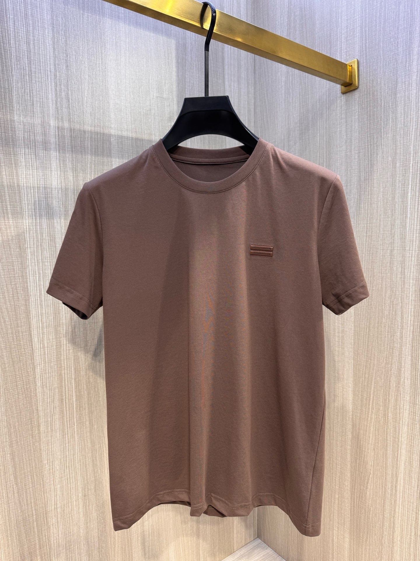 ,型号L810#,Z家 2025春夏最新双杠绣标男士圆领短袖T恤衫,休闲剪裁棉质运动衫,简单大方,胸前