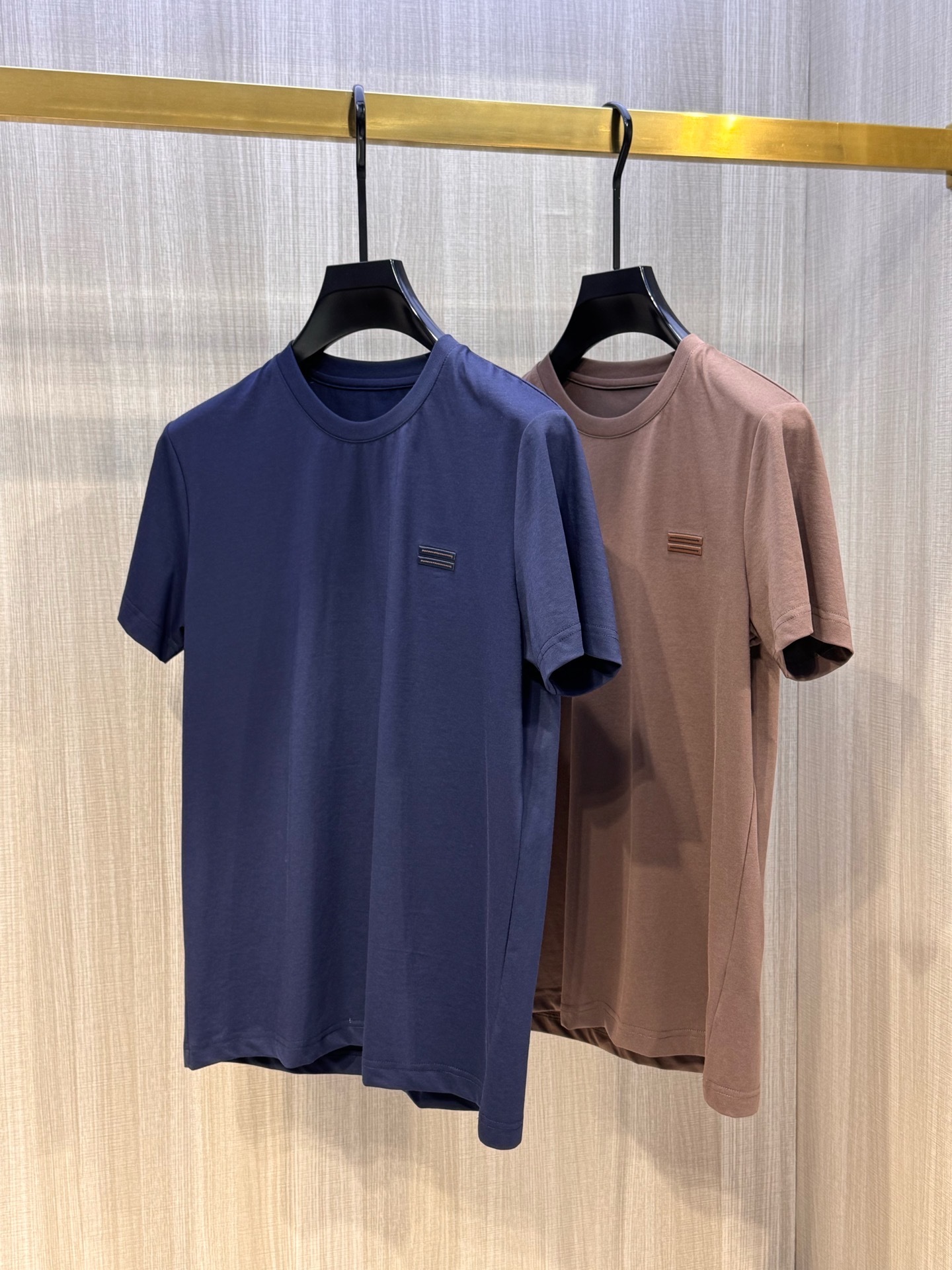 ,型号L810#,Z家 2025春夏最新双杠绣标男士圆领短袖T恤衫,休闲剪裁棉质运动衫,简单大方,胸前