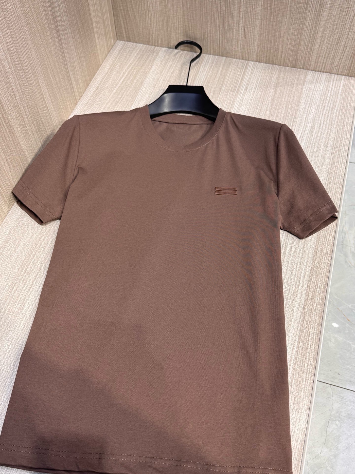 ,型号L810#,Z家 2025春夏最新双杠绣标男士圆领短袖T恤衫,休闲剪裁棉质运动衫,简单大方,胸前