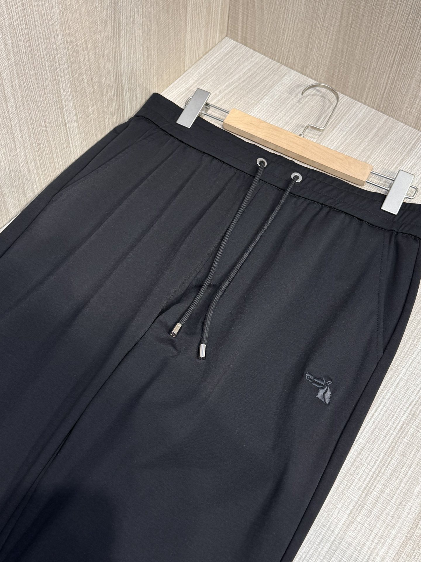 ,型号HL131#,爱马家 2025春夏最新小马头绣标男士休闲长裤,免烫型,简约百搭款,不挑人穿,腰部松