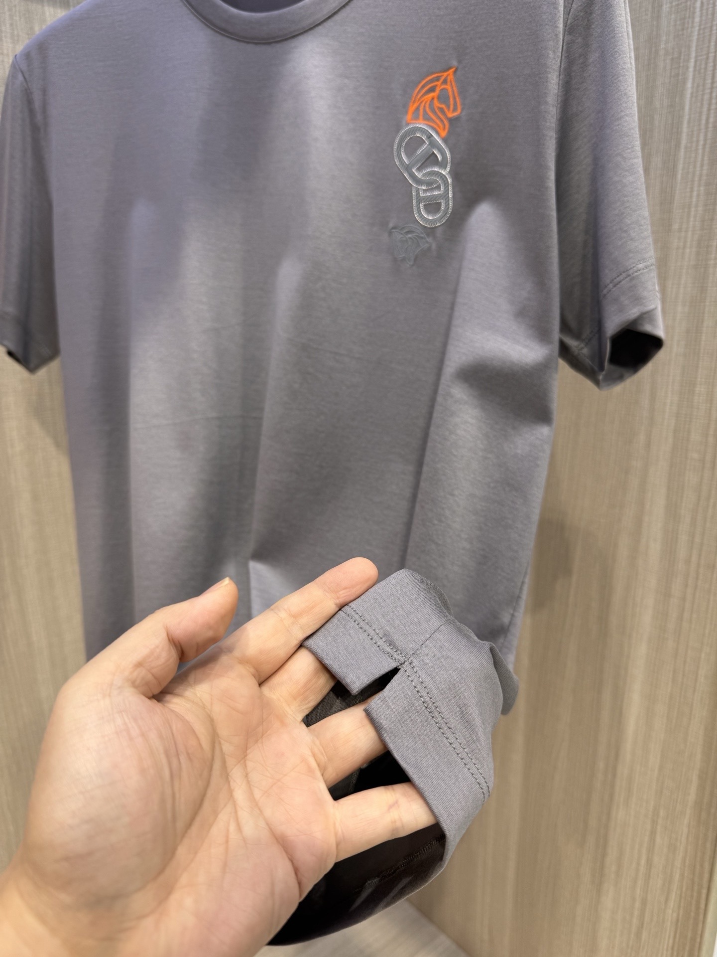 ,型号HS037#,爱马家 2025春夏最新高周波马扣男士圆领T恤衫,传统大众的基础款型,简单大方,胸前