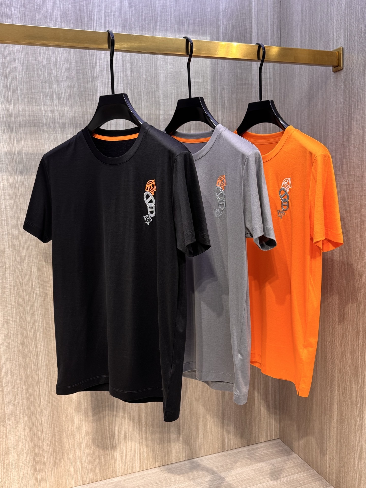 ,型号HS037#,爱马家 2025春夏最新高周波马扣男士圆领T恤衫,传统大众的基础款型,简单大方,胸前