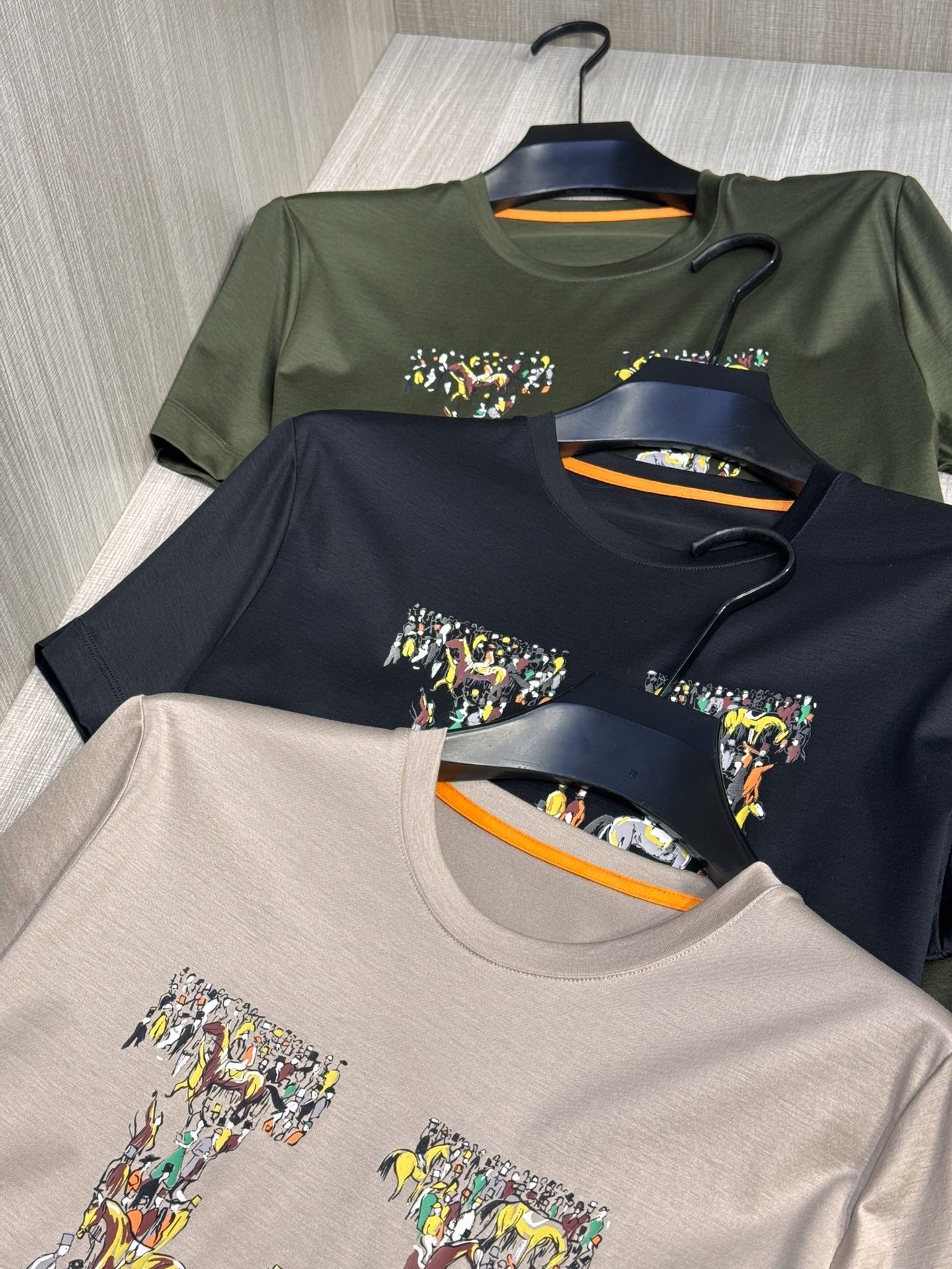 NO:160587,, Model HS025#, Aimajia The latest 2025 spring and summer knight horse print men's round-neck T-shirt, the unique and representative classic knight horse pattern on the chest forms the iconic 