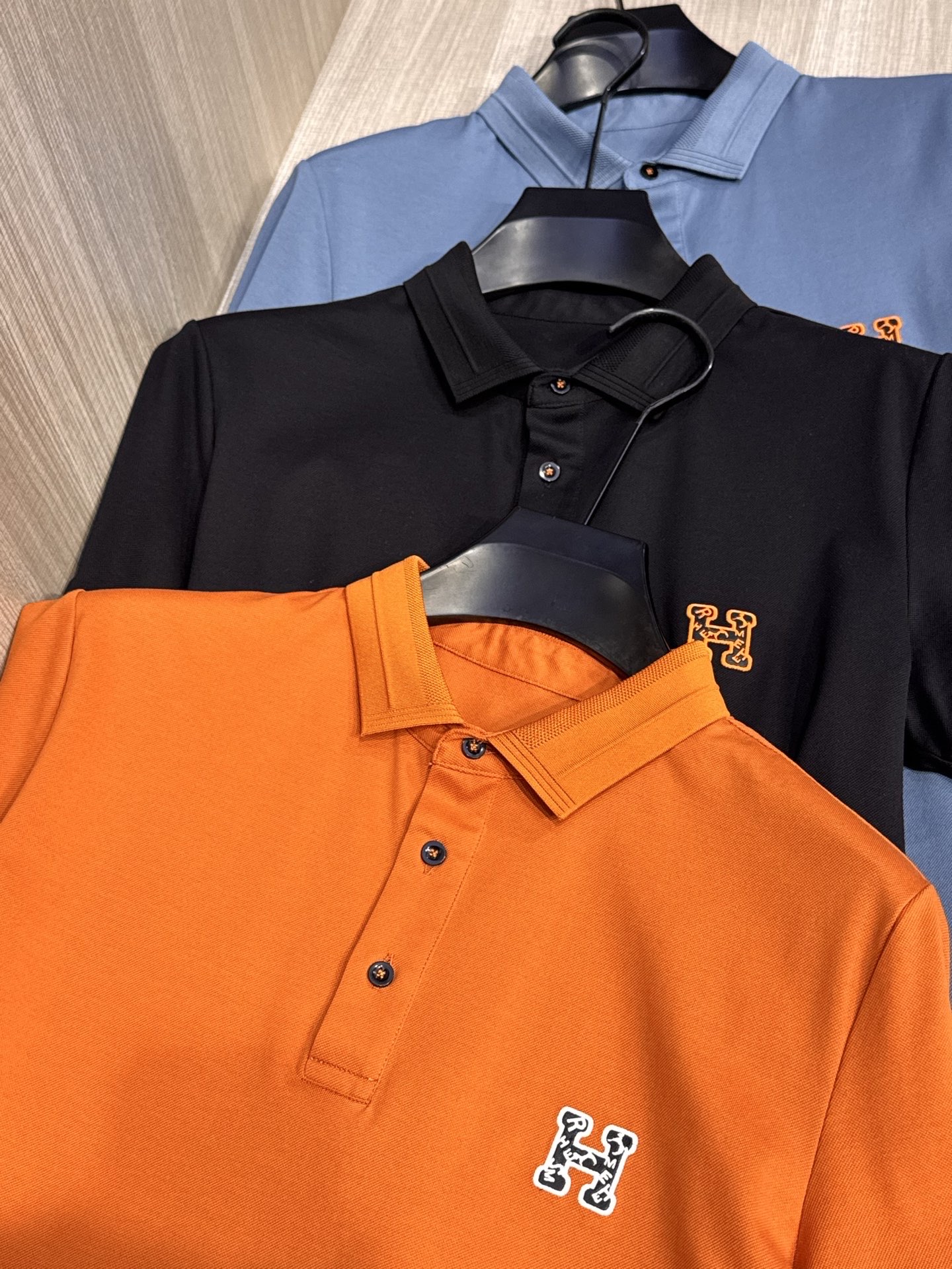 NO:160575,, Model HS050, Aima Family  The latest H letter embroidery label for men's lapel T-shirt in spring and summer 2025, light business style Polo shirt, simple and versatile, not picky to wear, the representative 