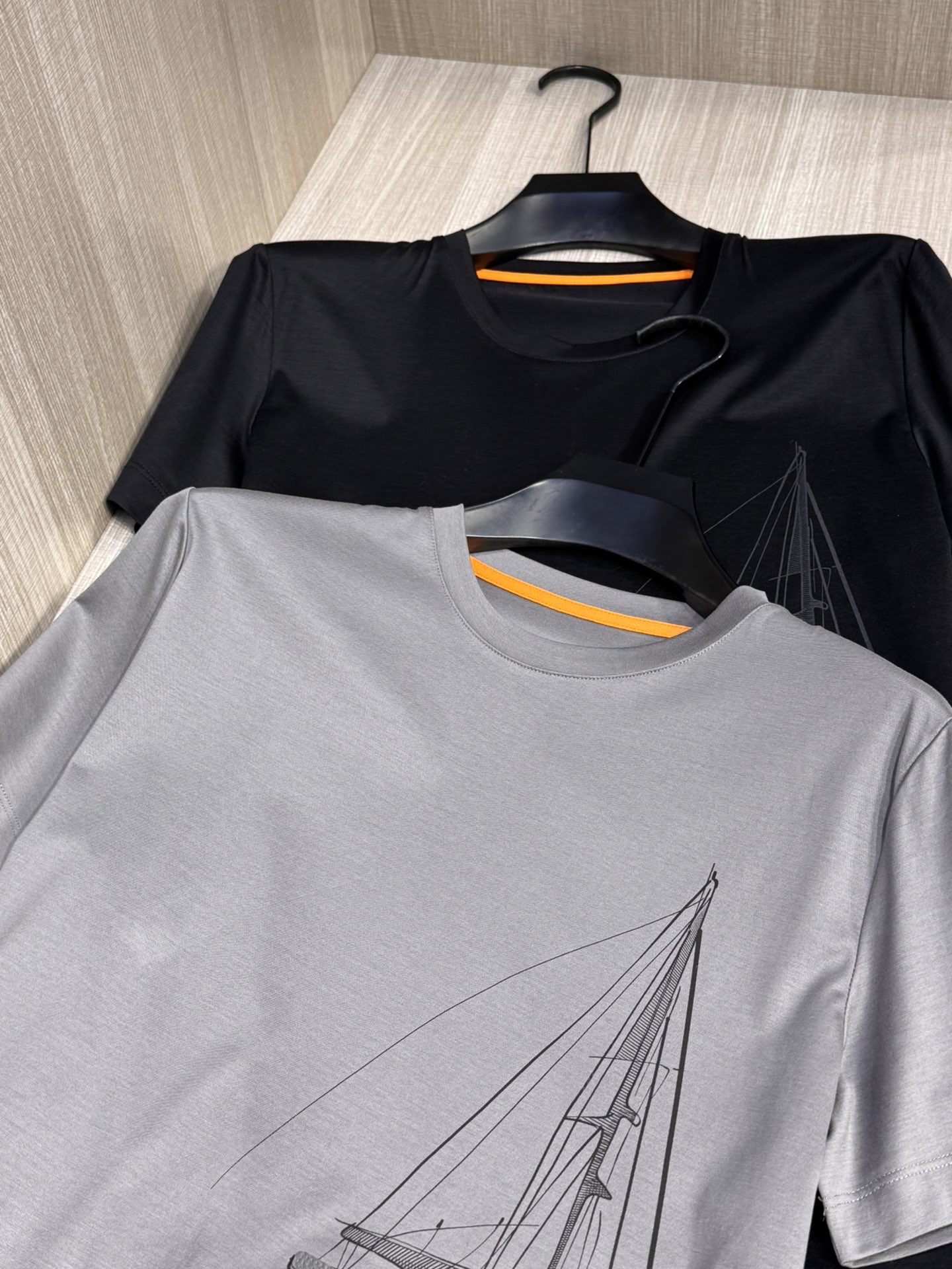 NO:160591,, Model HS026#, Aimajia 2025 Spring and Summer latest sailing applique embroidered men's round neck T-shirt, the creative retro sailing pattern on the left side of the front body, using high-end heavy industry laser patch (made of imported washing lambskin, very soft and delicate, and has been washed. Everyone can flip it over and throw it into the washing machine to wash it, but remember not to put it in the sun) 3D three-dimensional printing technology, atmospheric and exquisite and three-dimensional, with a strong sense of quality and high-end; the upper body easily shows a unique sense of high-end and powerful aura. Wear it alone in summer, and can be matched with various shirts or jackets in spring and autumn. You can create a full-size urban elite male god style!  A slightly loose basic style with small slits on both sides of the hem meet the simple needs of commuters for dressing. The upper body is very effective, showing youthful and elegant, and a seemingly simple T-shirt can also be worn with good taste. The imported customer provides top-quality fabric Lanjing Tianshi (70 Tianshi, 30 cotton, and professional institutions provide testing reports). The touch is super good, and it feels softer and smoother than ordinary mercerized cotton, and it is more refreshing and comfortable to wear. It will not fade and will not deform after wearing it for a long time. Size M-XXL (172 cm, 148 catties, suitable for trying on L size) 2 colors black, gray, hermes, jackets & coats,shirts,tees, t-shirt, sheepskin, alexander wang19860909,型号HS026#,爱马家 2025春夏最新帆船贴皮绣男士圆领T恤衫,前身左侧极具创意的复古帆船图案,采用高端重工的激光贴皮（采用进口水洗小羊皮制作,很柔软很细腻,而且已经水洗过,大家放心翻转丢洗衣机洗涤即可,但是切记一定不能放在阳光下暴晒）3D立体印花工艺,大气精致而富有立体感,品质感极强,上档次；上身轻松展现出与众不同的高级感和强大气场,夏季单穿,春秋季可搭配各式衬衫或者外套,随意搭配都能打造出逼格满满的都市精英男神范儿！稍带宽松的基础版型,下摆两侧小开衩,满足通勤人们对于着装的简约需求,上身效果很好,显年轻有气质,看似简单的T恤也能穿出好品位.进口客供顶级面料兰精天丝（70天丝,30棉,专业机构提供检测报告）,手感超级赞,摸上去比一般丝光棉更加柔软顺滑,穿着更加冰爽舒适,且久穿久洗不褪色不变形. 尺码M-XXL（172厘米148斤试穿L码合适）2个颜色黑色,灰色,,hermes,jackets & coats,shirts,tees，t-shirt,sheepskin,alexander wang,Men's clothing