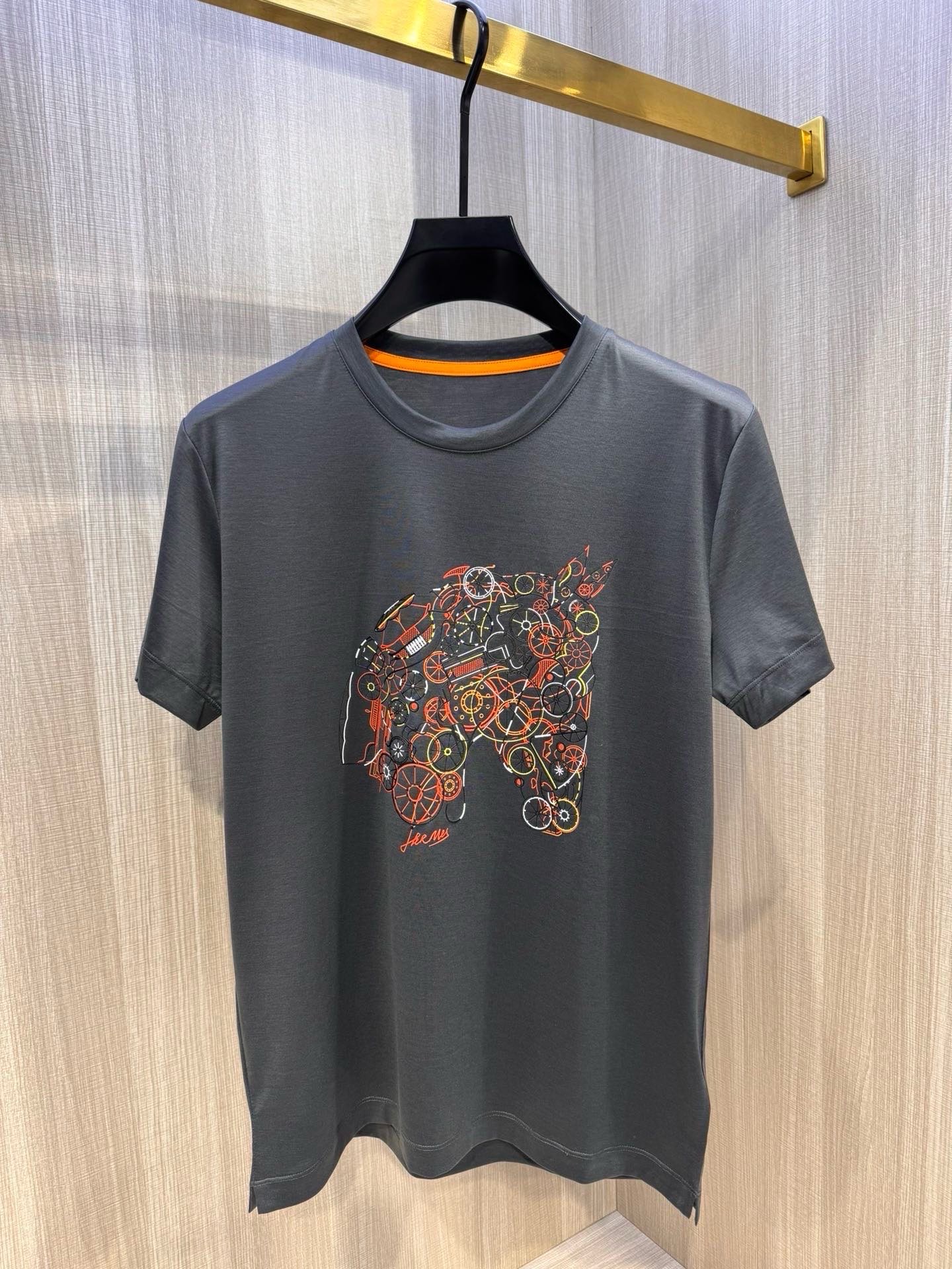 型号HS005#，爱马家 2026春夏最新机械马头印花男士圆领T恤衫，前身极具代表性的大号马头图案，由多