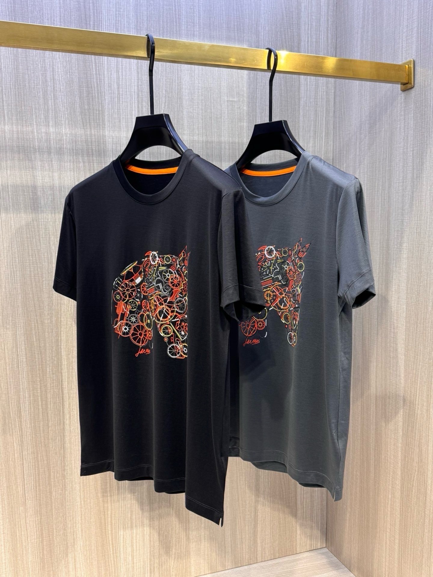 型号HS005#，爱马家 2026春夏最新机械马头印花男士圆领T恤衫，前身极具代表性的大号马头图案，由多