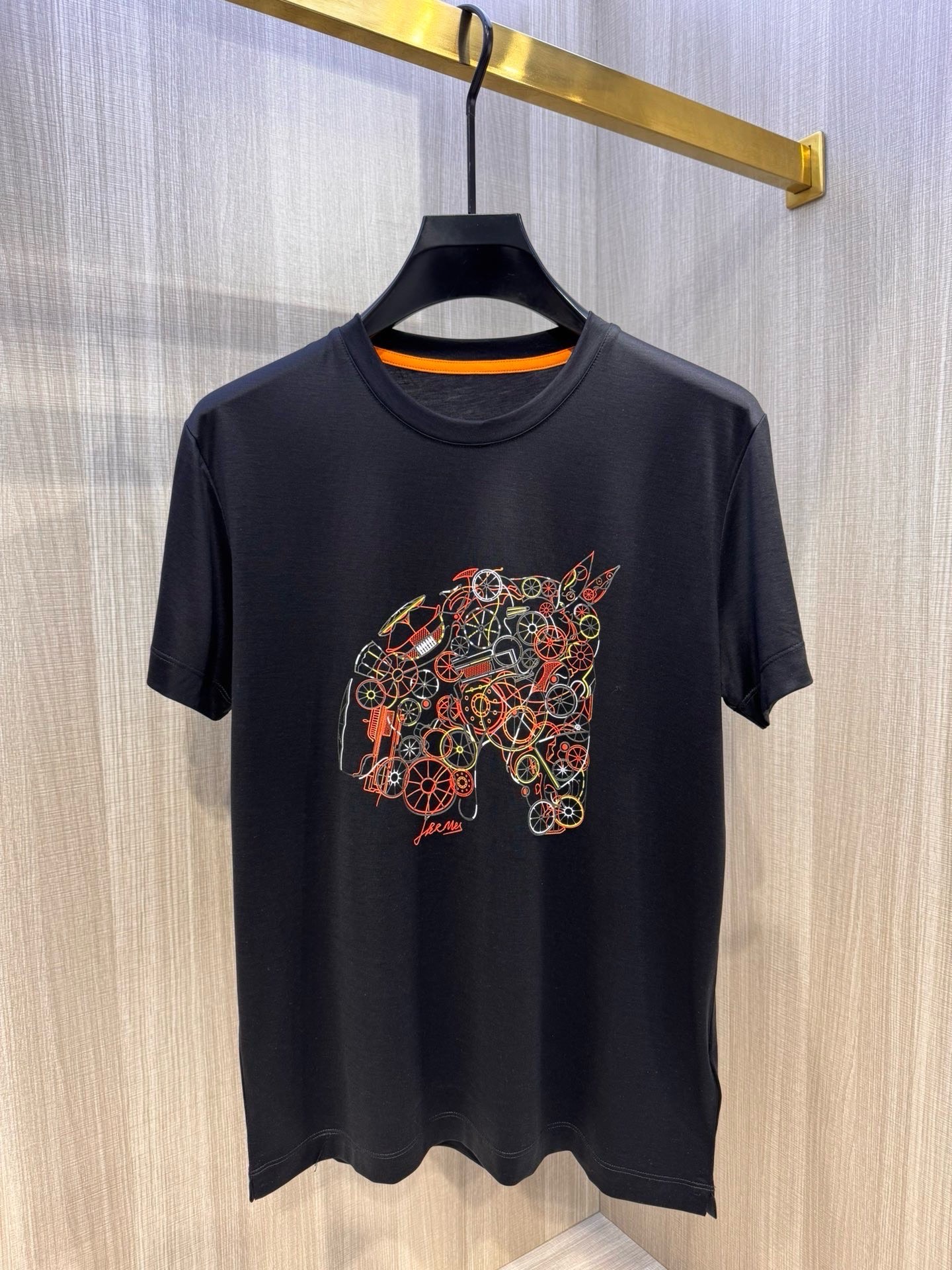 型号HS005#，爱马家 2026春夏最新机械马头印花男士圆领T恤衫，前身极具代表性的大号马头图案，由多