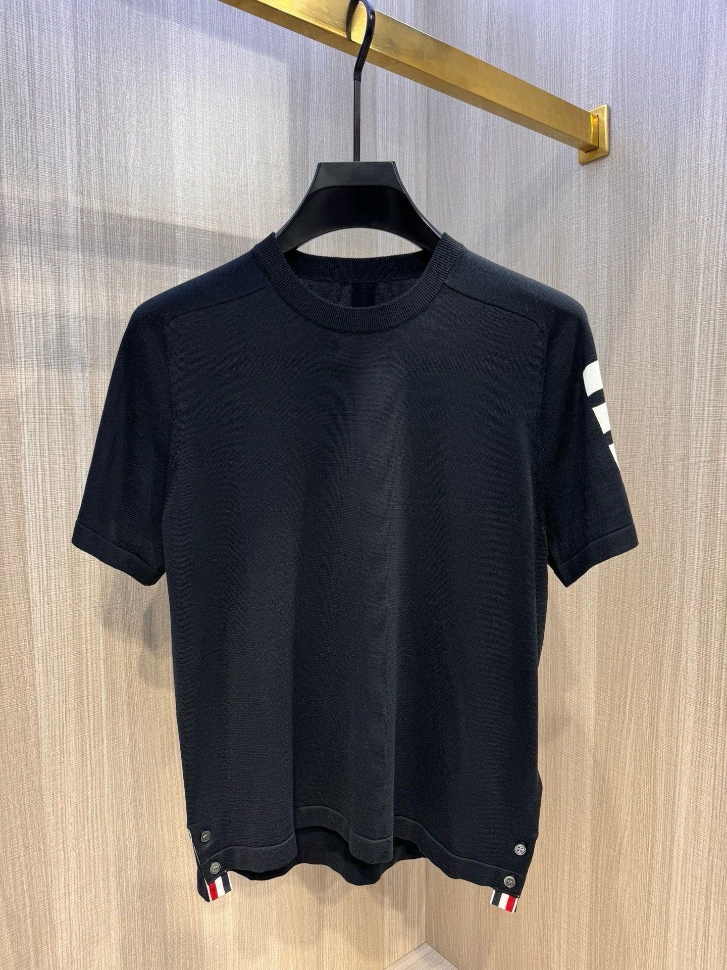 型号D-7309#（男女同款），TB家 2026春夏最新手臂四条杠圆领短袖针织衫，选用针织棉质面料制成，