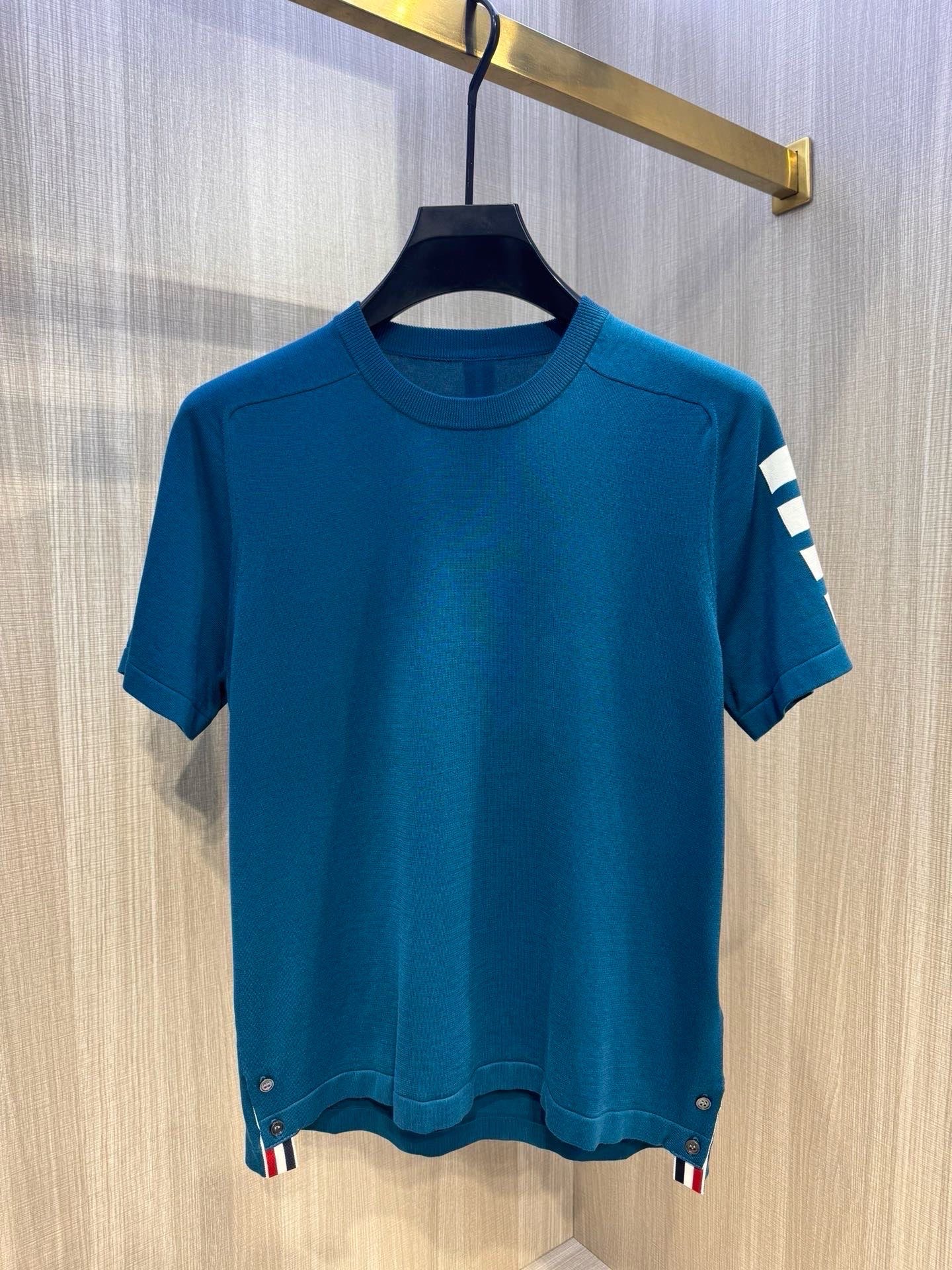 型号D-7309#（男女同款），TB家 2026春夏最新手臂四条杠圆领短袖针织衫，选用针织棉质面料制成，
