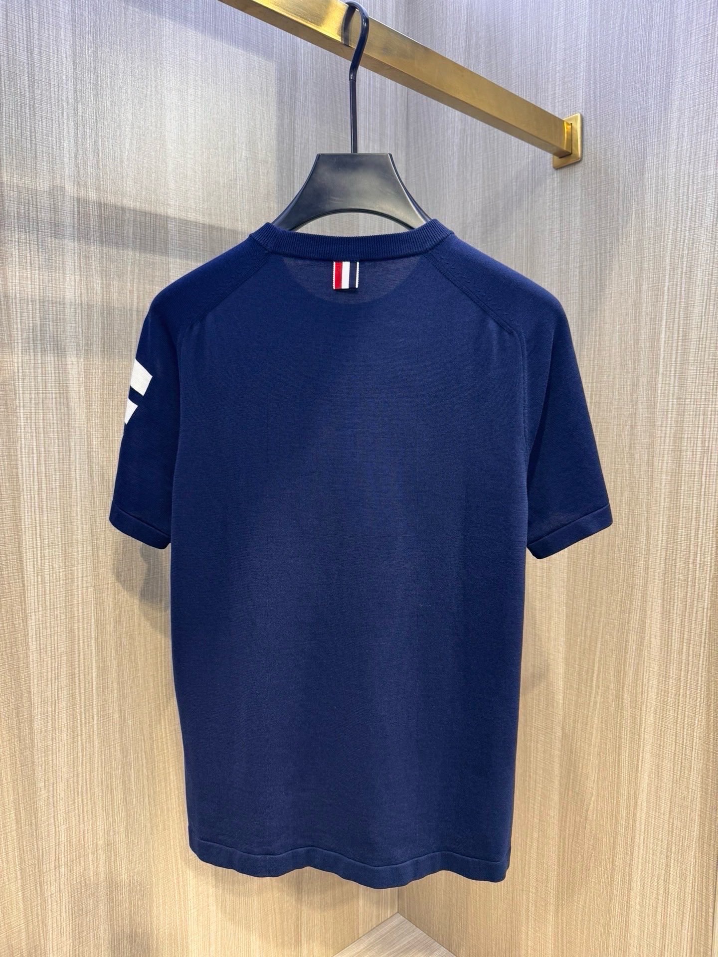 型号D-7309#（男女同款），TB家 2026春夏最新手臂四条杠圆领短袖针织衫，选用针织棉质面料制成，