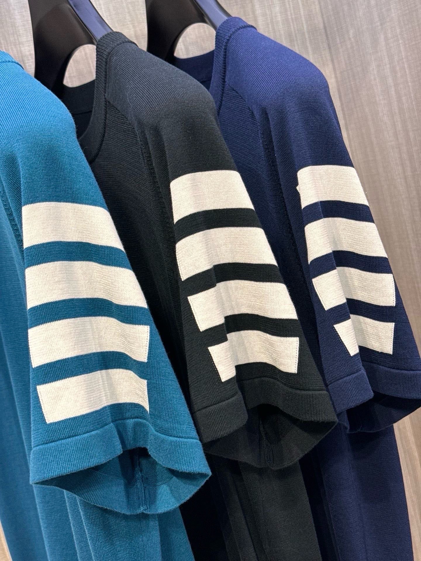 型号D-7309#（男女同款），TB家 2026春夏最新手臂四条杠圆领短袖针织衫，选用针织棉质面料制成，