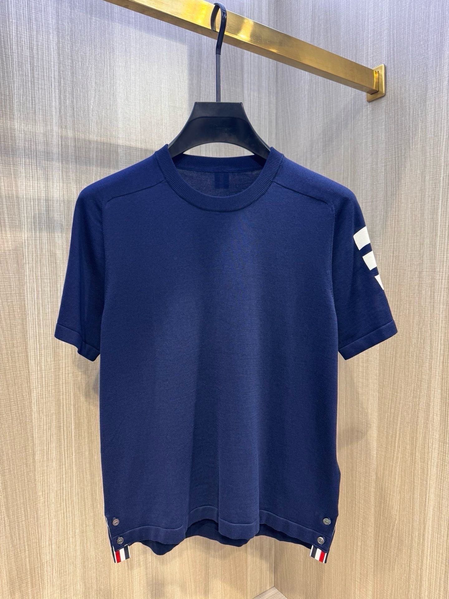 型号D-7309#（男女同款），TB家 2026春夏最新手臂四条杠圆领短袖针织衫，选用针织棉质面料制成，