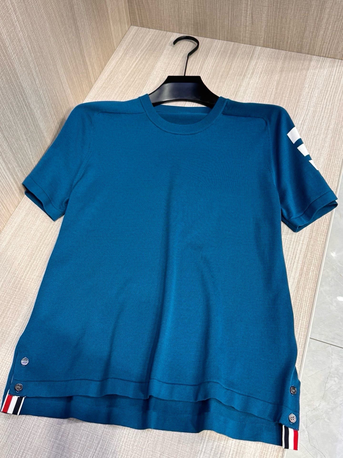 。型号D-7309#（男女同款），TB家 2026 春夏最新手臂四条杠圆领短袖针织衫，选用针织棉质面料制