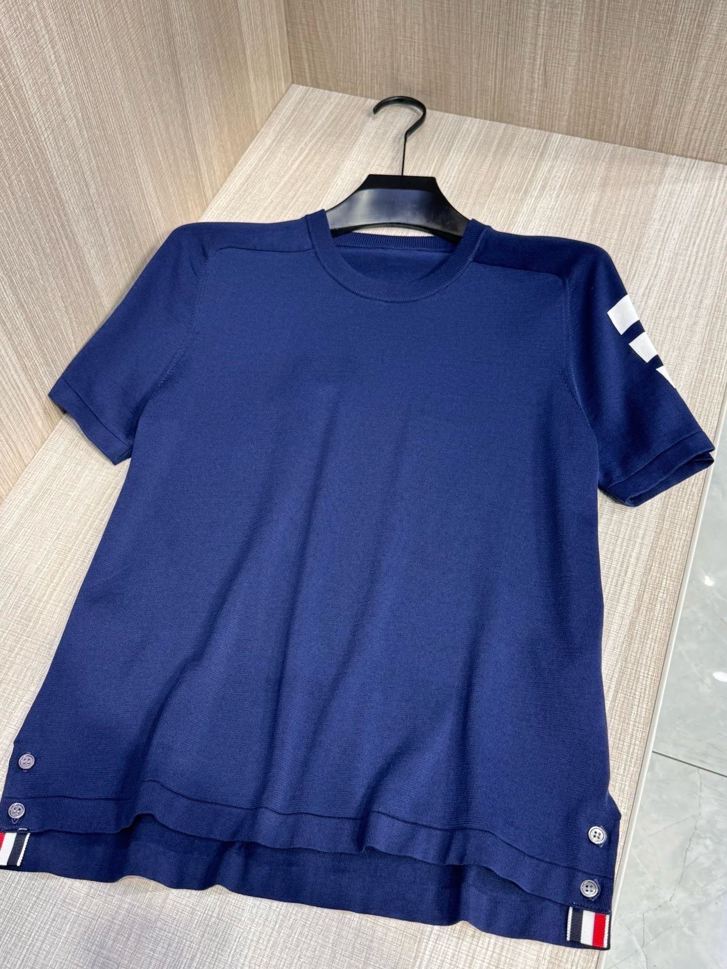 。型号D-7309#（男女同款），TB家 2026 春夏最新手臂四条杠圆领短袖针织衫，选用针织棉质面料制