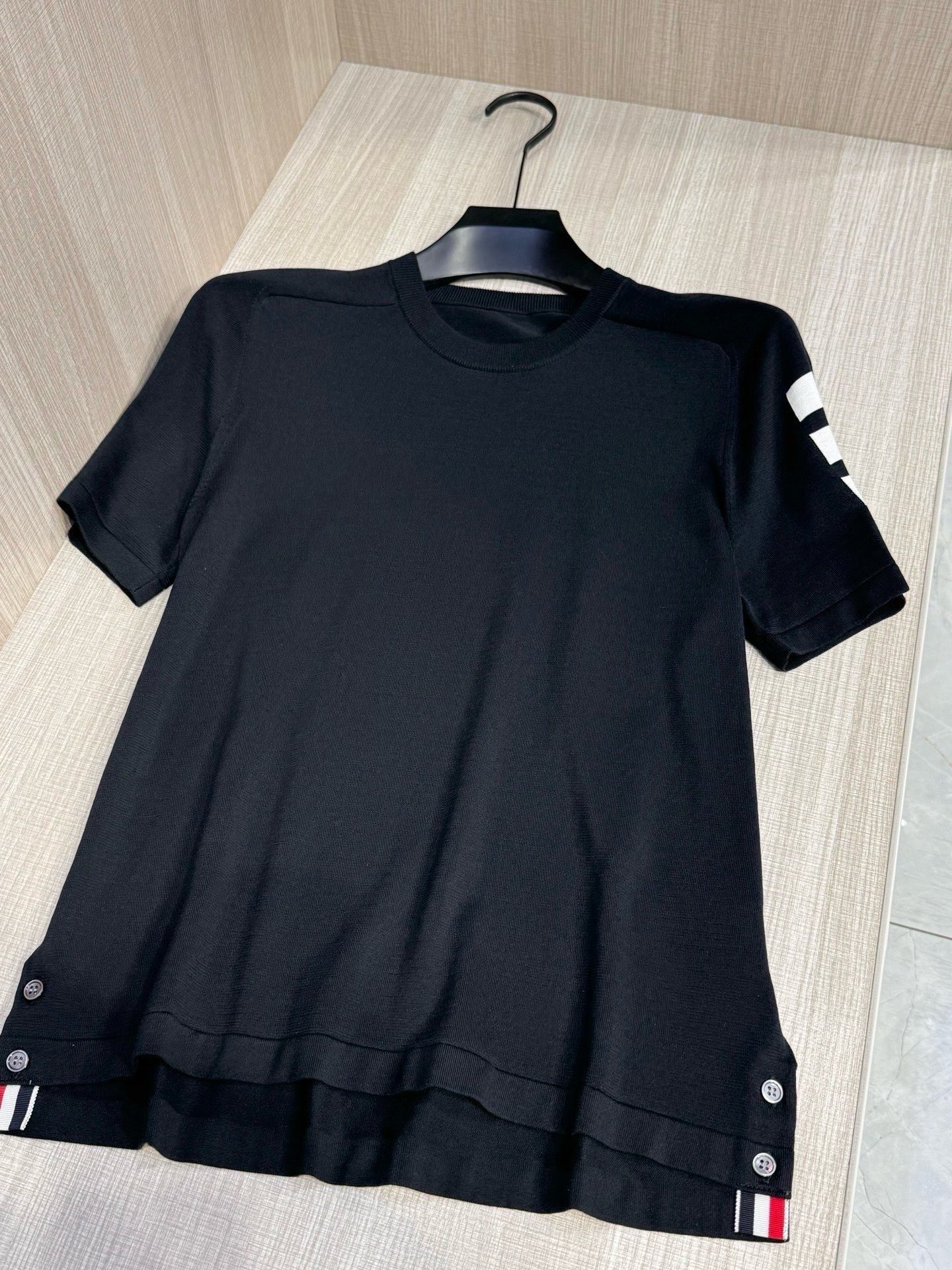 。型号D-7309#（男女同款），TB家 2026 春夏最新手臂四条杠圆领短袖针织衫，选用针织棉质面料制