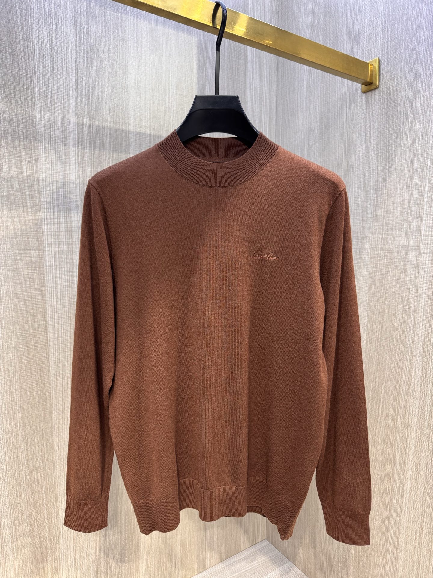 型号D-5010#，lP🆕家 2025秋冬最新经典字母绣标男士圆领毛衣，传统圆领套头款式，胸前标志性字母