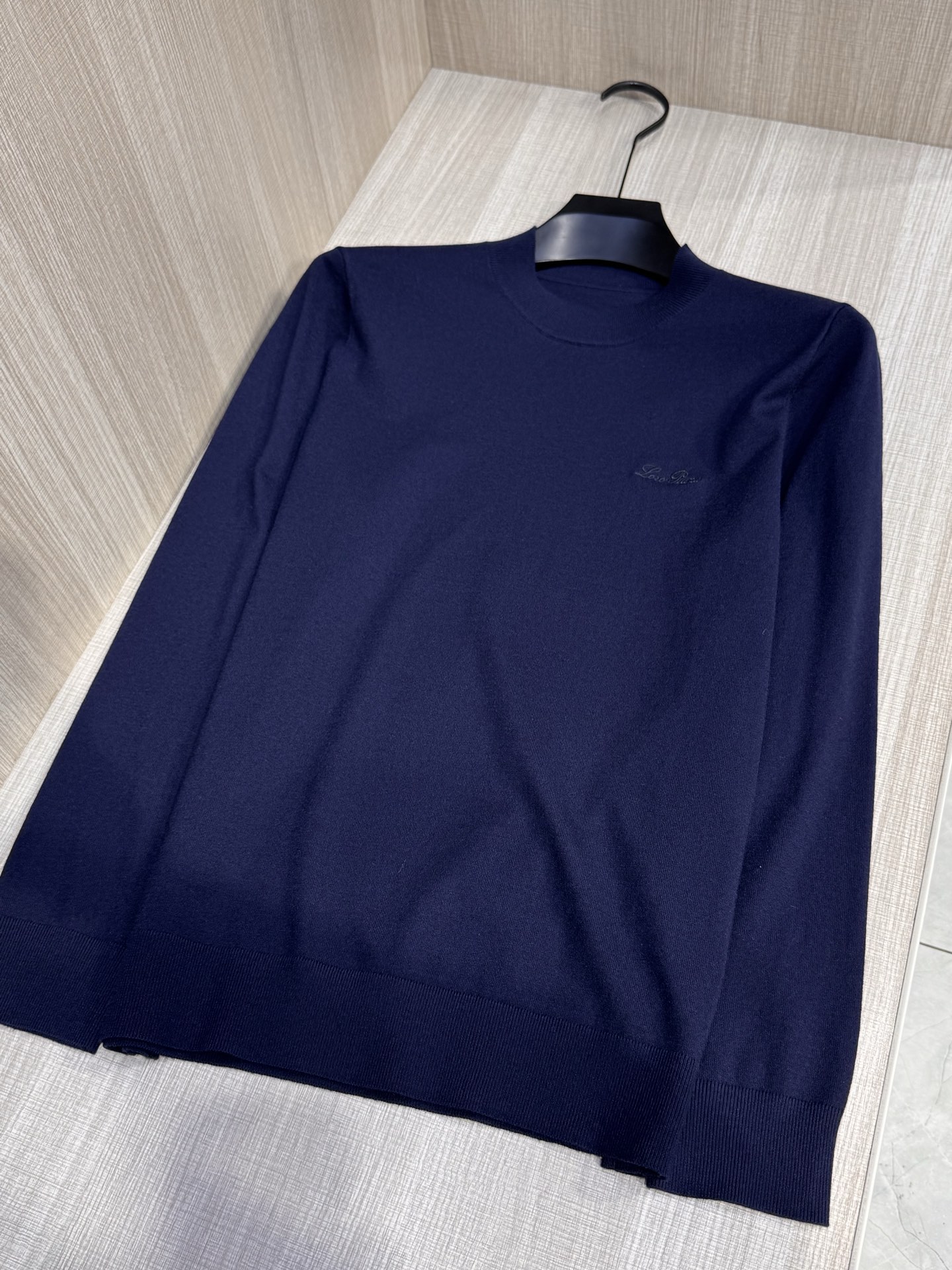 型号D-5010#，lP🆕家 2025秋冬最新经典字母绣标男士圆领毛衣，传统圆领套头款式，胸前标志性字母