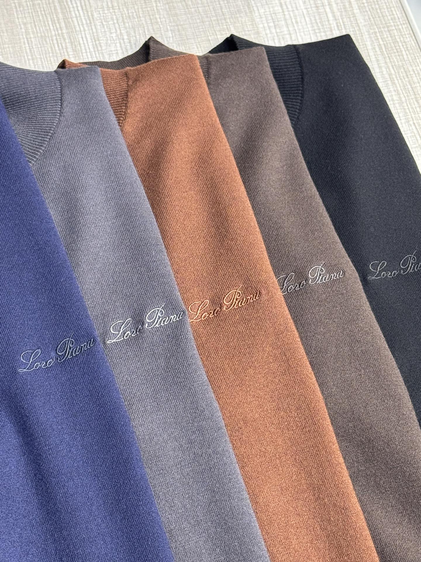 NO:515102,Model D-5010#, LP Home 2025 autumn and winter latest classic letter embroidered men's round neck sweater, traditional round neck pullover style, iconic letter logo embroidered logo on the chest, exquisite and three-dimensional, color matching with the clothes, it looks low-key and simple, but it brings an unusual sense of high-end, and has a very high brand identity. Clean lines and simple shapes, the upper body has taste and style, and is super versatile, never out of time, and can be easily dealt with in business and leisure. It looks very good in single wear or base. It can be easily matched with casual matching to create a full urban elite male god style!  Fabric German Yangtze yarn double-stranded worsted wool, soft and delicate, close-fitting, no sense of thorn, excellent comfort, excellent drape, no wrinkles or deformation after wearing for a long time. Size M-3XL (male model 172 cm 148 catties try on L size suitable) 5 colors black, gray, hidden blue, dark coffee, red brown, loro piano, sweaters, alexander wang19860909型号D-5010#,LP家 2025秋冬最新经典字母绣标男士圆领毛衣,传统圆领套头款式,胸前标志性字母Logo刺绣徽标,精致而有立体感,与衣服配色,看似低调简约,却带来不同寻常的高级感,品牌标识度极高.干净的线条和简洁的造型,上身有品位有格调,且超级百搭,永不过时,商务休闲皆可轻松应对,单穿或打底都非常好看,随意搭配都能打造出满满的都市精英男神范儿！面料德国扬子纱双股精纺羊毛,手感柔软细腻,贴身穿着也毫无扎感,舒适度极佳,垂坠感也超赞,久穿不起皱不变形.尺码M-3XL（男模特172厘米148斤试穿L码合适）5个颜色黑色,灰色,藏蓝,深咖,红棕,,loro piana,sweaters,alexander wang,Men's clothing