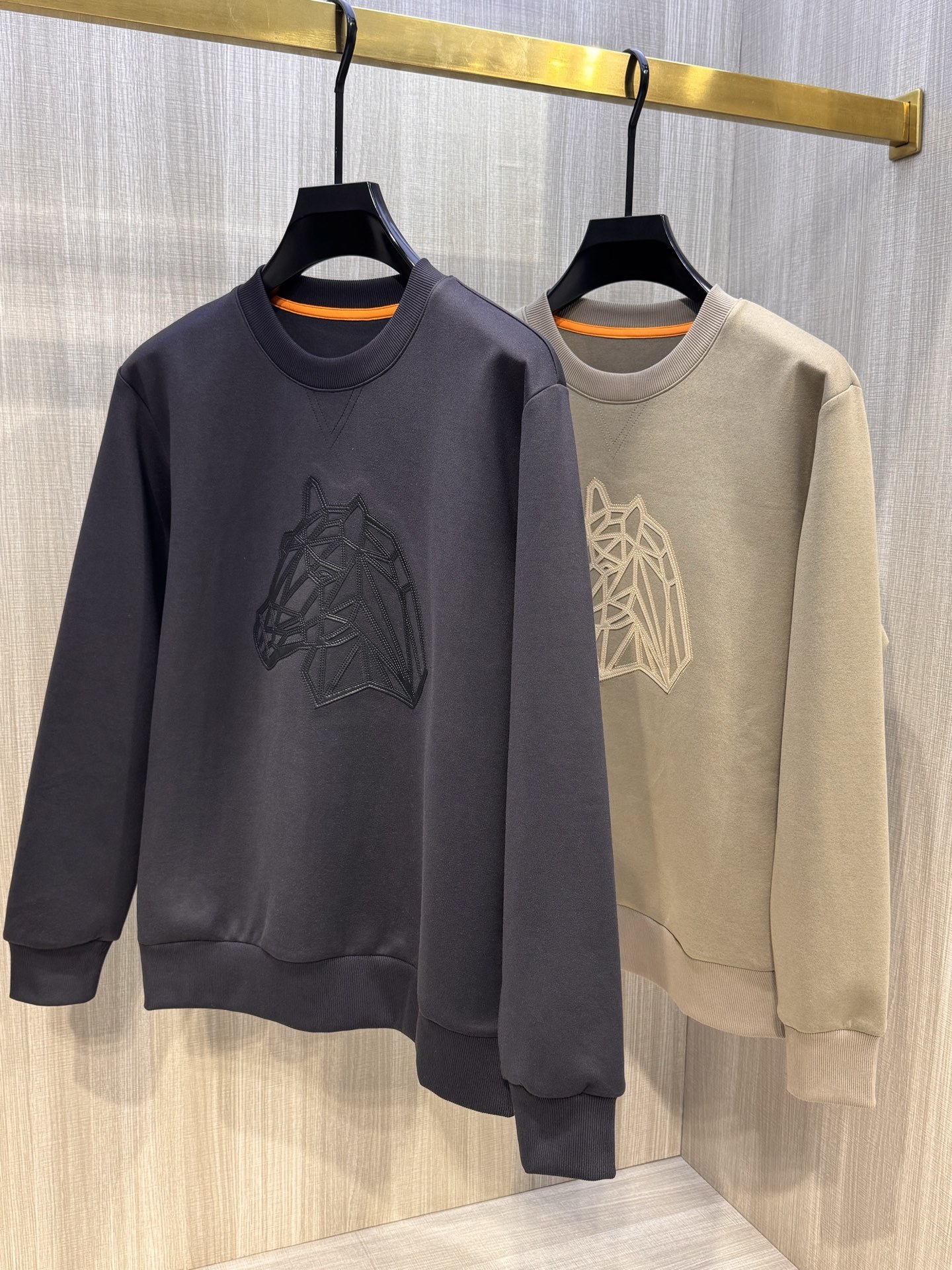 型号HS210#,爱马家 2025秋冬最新皮革大马头男士圆领卫衣,传统圆领套头款式,搭配胸前标志性大号