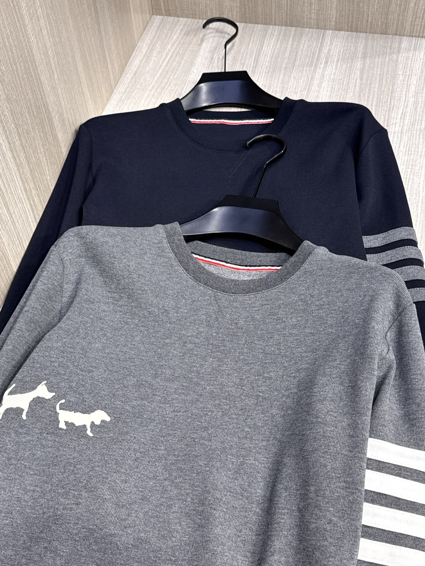 NO:515127,Model L813#, TB Home 2025 autumn and winter latest puppy embroidery for men round neck sweatshirt, with various creative puppy embroidery for the predecessor, using high-end 3D three-dimensional embroidery technology, exquisite and layered, matched with the iconic 4-bar decoration on the left arm, using contrasting color splicing design, with a strong texture, high-end grade, and high brand identity; the upper body has a tone and connotation, and can easily create a high-end and elegant male charm if worn alone or with various coats!  A slightly loose basic version meets the simple needs of commuters for dressing. The upper body is very effective, fashionable and fashionable, and it looks slim and skin tone. It is a luxurious item with great fashion and comfort. The original imported long velvet cotton is soft and comfortable, with a firm backbone, and has excellent wear and stretchability; the texture is delicate and delicate, and the density is very high. It will not fade and deform after wearing for a long time. Size M-XXL (model 172 cm 148 catties and try on L size is suitable) 2 colors of hidden blue, gray, hoodie, sweatshirts, jackets & coats, alexander wang19860909型号L813#,TB家 2025秋冬最新小狗绣标男士圆领卫衣,前身各式极具创意的小狗绣花,采用高端3D立体刺绣工艺,精致考究而富有层次感,搭配左侧手臂处标志性4条杠装饰,采用撞色拼接设计,质感极强,上档次,品牌标识度高；上身有腔调有内涵,单穿或者搭配各式外套,都能轻松打造出高级优雅的男神魅力！稍带宽松的基础版型,满足通勤人们对于着装的简约需求,上身效果很好,又潮又时髦,显瘦衬肤色,是一款极具时尚度和舒适度的豪华单品.面料原版进口长绒棉,质感柔软舒适,挺括有骨干,穿着舒展性极好；纹理细腻精致,密度非常得高,久穿久洗不褪色不变形. 尺码M-XXL（模特172厘米148斤试穿L码合适）2个颜色藏蓝,灰色,,hoodie,sweatshirts,jackets & coats,alexander wang,Men's clothing