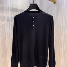 型号D-5011#,lP🆕家 2025秋冬最新经典字母绣标男士半开扣圆领毛衣,圆领套头款式,门襟三粒纽扣 型号D-5011#,lP🆕家 2025秋冬最新经典字母绣标男士半开扣圆领毛衣,圆领套头款式,门襟三粒纽扣