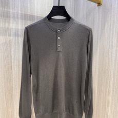 型号D-5011#,lP🆕家 2025秋冬最新经典字母绣标男士半开扣圆领毛衣,圆领套头款式,门襟三粒纽扣 型号D-5011#,lP🆕家 2025秋冬最新经典字母绣标男士半开扣圆领毛衣,圆领套头款式,门襟三粒纽扣