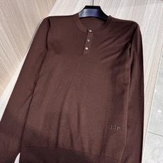 型号D-5011#,lP🆕家 2025秋冬最新经典字母绣标男士半开扣圆领毛衣,圆领套头款式,门襟三粒纽扣 型号D-5011#,lP🆕家 2025秋冬最新经典字母绣标男士半开扣圆领毛衣,圆领套头款式,门襟三粒纽扣