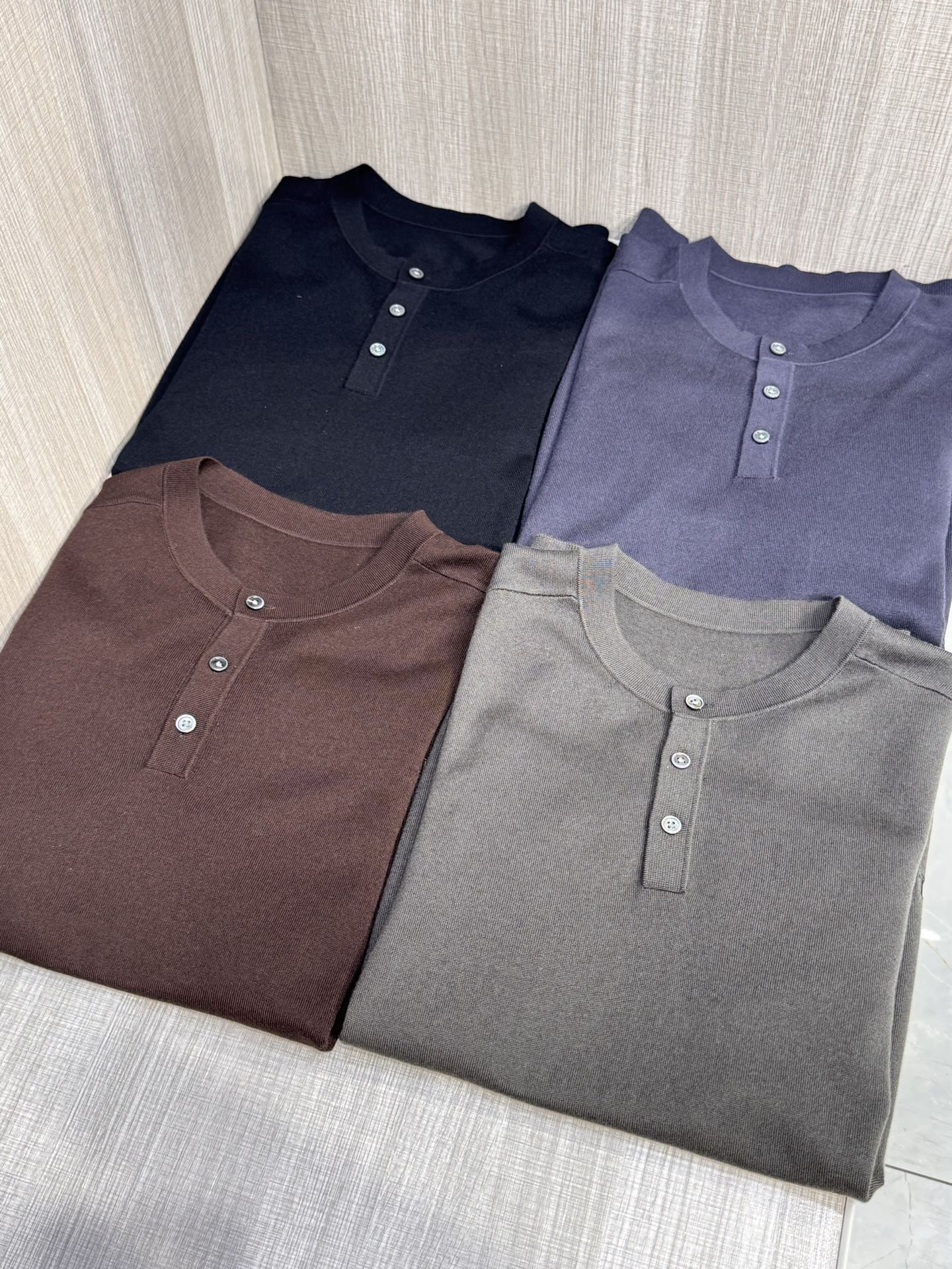 NO:519708,Model D-5011#, LP Home 2025 autumn and winter latest classic letter embroidery label for men's half-open button round neck sweater, round neck pullover style, three-piece buttons on the placket, fashionable and elegant, the iconic letter embroidered logo on the left hem, exquisite and three-dimensional, and the color matching with the clothes seems low-key and simple, but brings an unusual sense of high-end, and the brand is extremely high. The clean lines and simple shape, the upper body is tasteful and stylish, and it is super versatile, and it can never go out of time. It can be easily dealt with in business and leisure. It looks very good in single wear or base. It can be easily matched with casual matching to create a full urban elite male god style!  Fabric German Yangtze yarn wool, with extremely soft and delicate feel, shiny, and no sense of tactile when worn close to the body, excellent comfort, excellent drape, and no wrinkle or deformation after wearing for a long time. Size M-3XL (male model 172 cm 148 catties and try on L size suitable) 4 colors black, gray, coffee, military green, loro piano, sweaters, alexander wang19860909型号D-5011#,LP家 2025秋冬最新经典字母绣标男士半开扣圆领毛衣,圆领套头款式,门襟三粒纽扣,时髦而优雅,左侧下摆标志性字母刺绣徽标,精致而立体,与衣服配色,看似低调简约,却带来不同寻常的高级感,品牌标识度极高.干净的线条和简洁的造型,上身有品位有格调,且超级百搭,永不过时,商务休闲皆可轻松应对,单穿或打底都非常好看,随意搭配都能打造出满满的都市精英男神范儿！面料德国扬子纱丝光羊毛,手感极致柔软细腻,有光泽,贴身穿着也毫无扎感,舒适度极佳,垂坠感也超赞,久穿不起皱不变形.尺码M-3XL（男模特172厘米148斤试穿L码合适）4个颜色黑色,灰色,咖啡,军绿,,loro piana,sweaters,alexander wang,Men's clothing