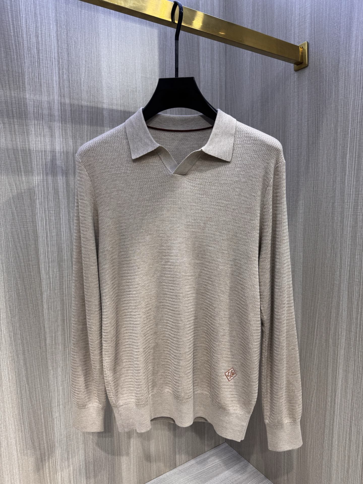 型号W-5009#，lP🆕家 2025春夏最新男士无纽扣翻领长袖针织衫，精选羊毛羊绒混纺面料制成， 80