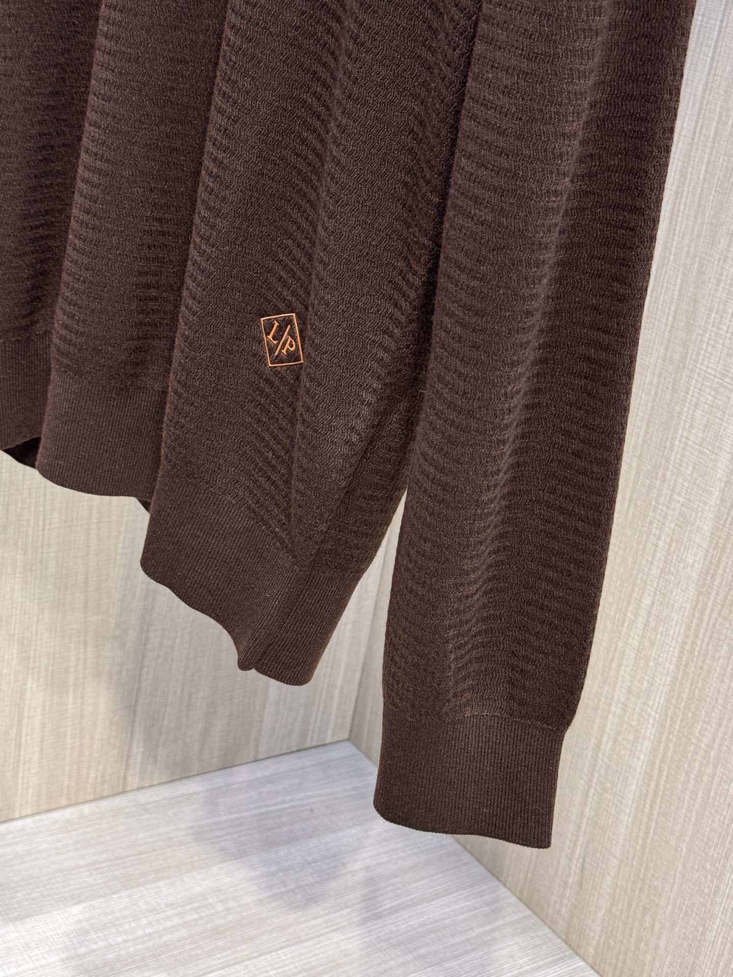 型号W-5009#，lP🆕家 2025春夏最新男士无纽扣翻领长袖针织衫，精选羊毛羊绒混纺面料制成， 80