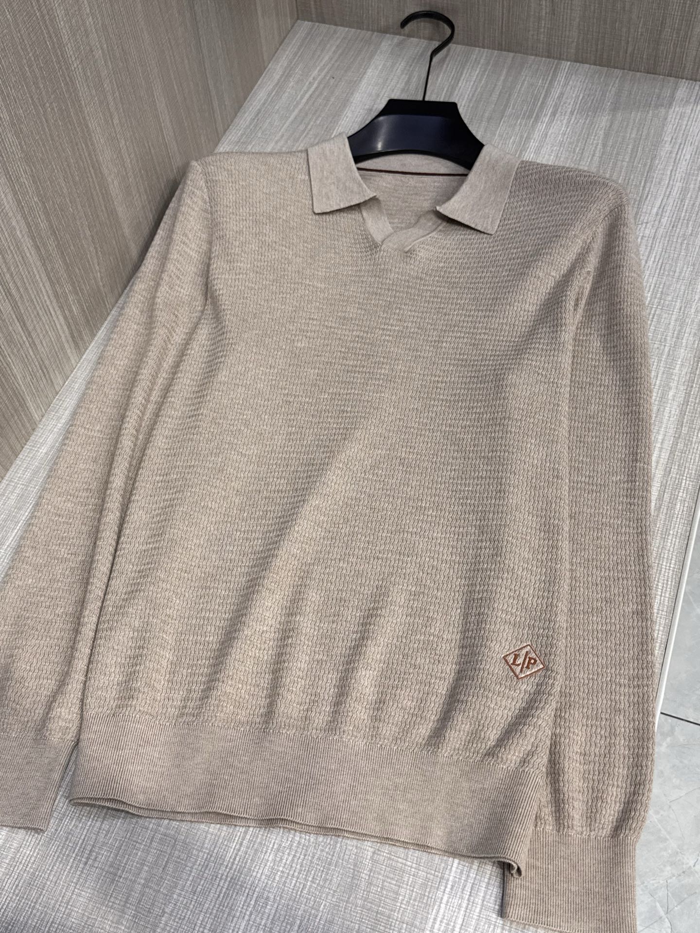 型号W-5009#，lP🆕家 2025春夏最新男士无纽扣翻领长袖针织衫，精选羊毛羊绒混纺面料制成， 80