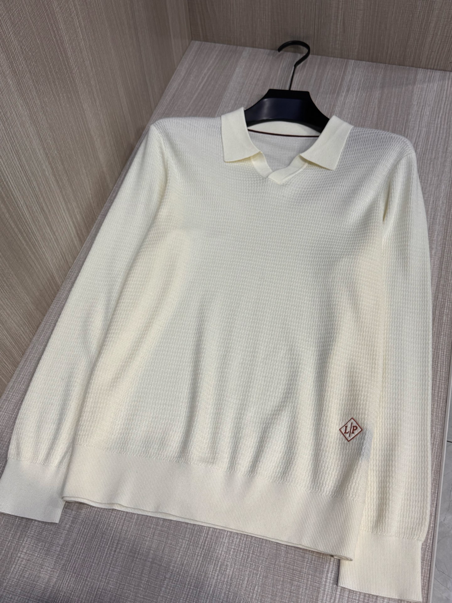 型号W-5009#，lP🆕家 2025春夏最新男士无纽扣翻领长袖针织衫，精选羊毛羊绒混纺面料制成， 80