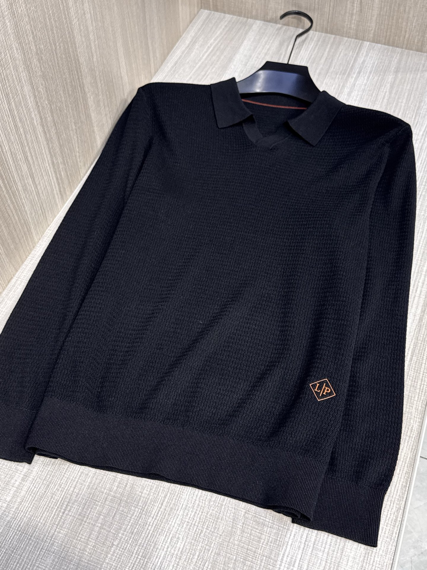 型号W-5009#，lP🆕家 2025春夏最新男士无纽扣翻领长袖针织衫，精选羊毛羊绒混纺面料制成， 80