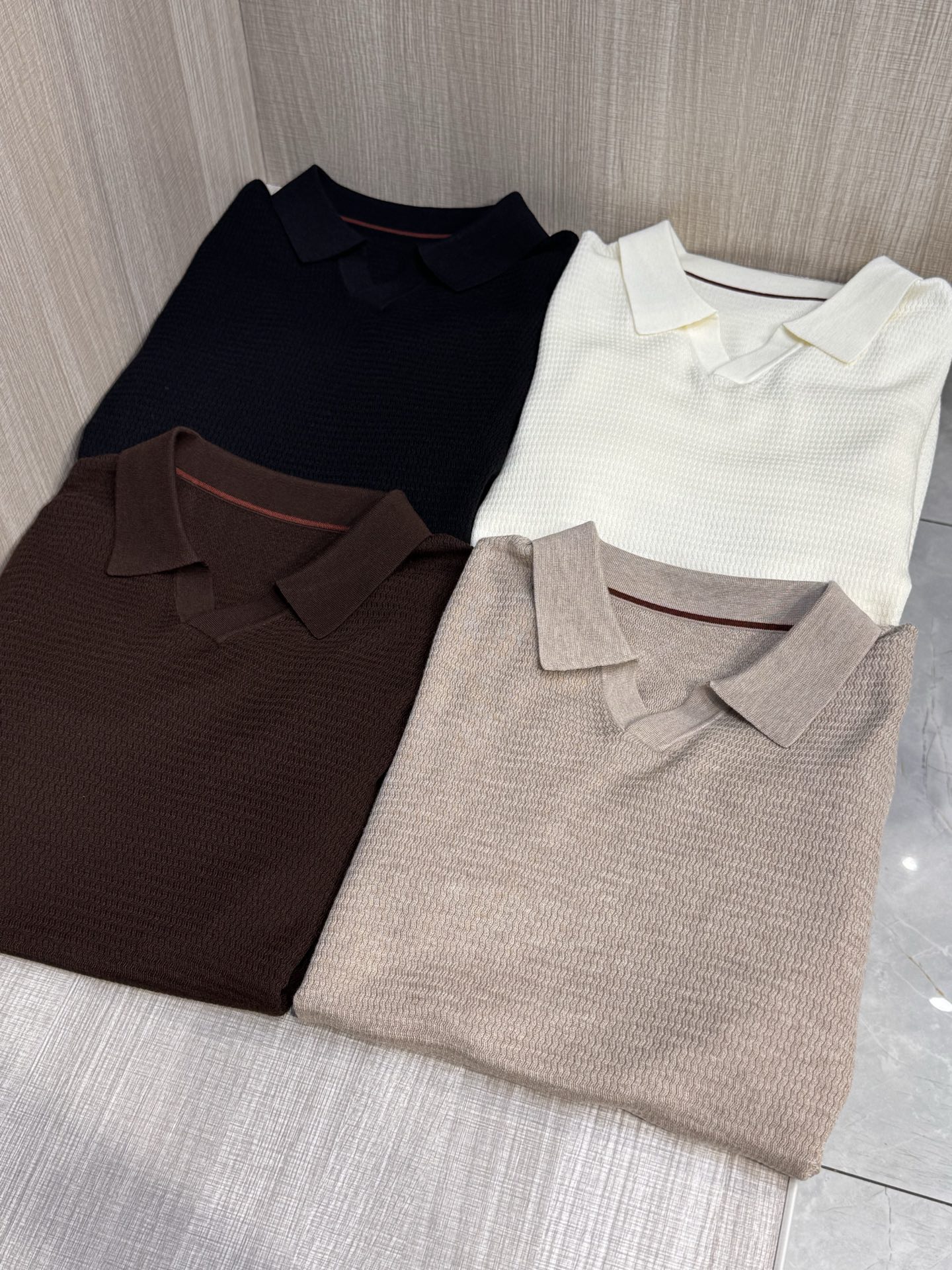 NO:515105,Model W-5009#,LP Home 2025 Spring and Summer Latest Men's Button-free Lapel Long Sleeve Knitted Sweater, Featured Wool Cashmere Blend Fabric,  80 ultra-soft fabrics, 14-needle dense needle method, clear and tight texture, soft and skin-friendly texture, shiny, showing high-end luxury quality; it is comfortable to wear with close body, good elasticity, no restraint, the upper body is crisp and stylish, and it is not easy to wrinkle and deform. The traditional POLO collar is paired with a unique buttonless placket, simple and generous, innovative, light business style, the iconic LP letter logo on the left side of the hem, using a classic dark orange contrast color combination, bringing a strong visual effect, highlighting the brand's personality and culture, and the texture is extremely strong  , the brand is highly recognized, the details are exquisite, and the exquisite is impeccable. The upper body is tasteful and stylish, and it is super versatile, never out of date. It can be worn alone or under the base, and can be easily dealt with in business and leisure, full of trendy gentlemanly style; export order standard, full quality high-end brand quality. Fabric 3.8 cashmere, 3.7 wool, 40.9 polyester, 51.6 acrylic size M-3XL (model 172 cm 148 catties try on L size suitable) 4 colors black, white, khaki, coffee, loro  piana,alexander wang19860909型号W-5009#,LP家 2025春夏最新男士无纽扣翻领长袖针织衫,精选羊毛羊绒混纺面料制成, 80支超柔织物,14针密致针法,纹理清晰紧密,质感软糯亲肤,有光泽,尽显高端奢华品质；贴身穿着舒适度极佳,弹性好,无约束感,上身挺括有型,不易起皱变形.传统POLO领搭配独特的无扣式门襟,简单大方,有新意,轻商务风格,下摆左侧标志性LP字母徽标,采用经典的暗桔色撞色搭配,带来强烈的视觉效果,凸显出品牌的个性与文化,质感极强,品牌标识度高,细节做工都精益求精,精致到无可挑剔.上身有品位有格调,且超级百搭,永不过时,可单穿也可打底,商务休闲皆可轻松应对,满满的新潮绅士风；出口订单标准,高端大牌全品相.面料3.8羊绒,3.7羊毛,40.9涤纶,51.6腈纶尺码M-3XL（模特172厘米148斤试穿L码合适）4个颜色黑色,白色,卡其,咖啡,,loro piana,alexander wang,Men's clothing