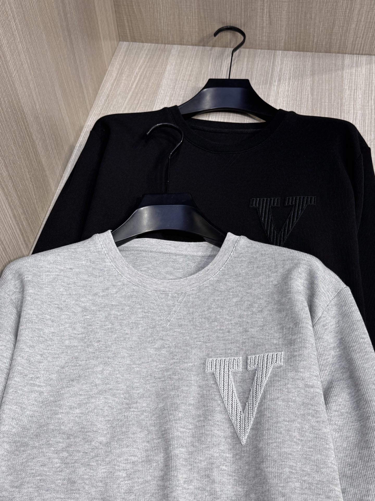 NO:519711,Model L812 (same style for men and women), Valentino's latest hollow embroidered V-shaped logo round-neck sweatshirt in autumn and winter, with a wide style, not picky at all, the overall effect is loose but has a very charm, not loose to the point of being out of shape, and the outfit is versatile, making it look young and more stylish and tasteful. The 'V' letter logo with a very brand identity on the chest uses high-end heavy industry hollow laser embroidery technology, exquisite and exquisite, and has a strong three-dimensional feeling. The color matching with the clothes seems low-key and simple, but in fact it is very atmospheric and stylish, with a strong sense of quality; the upper body has a tone and connotation, and is full of style. It can easily create a high-end and elegant male charm if worn alone or with various coats!  The original imported fabric is 380 grams of special woven long woven cotton, soft and comfortable texture, skin-friendly and breathable, and has a good backbone, delicate texture, very high density, long-term wear and washing, without wrinkling and deformation. Size M-XXL (model 172 cm 148 catties try on L size loose, this model is relatively large) 2 colors black, gray, valentino, hoodie, sweatshirts, jackets & coats, alexander wang19860909型号L812（男女同款）,华伦天奴 2025秋冬最新中空绣V字徽标圆领卫衣,宽大版型,完全不挑身材,整体效果宽松却极具韵味,不会松垮到没型,穿搭更是万能得百搭,超显年轻更具格调与品位.胸前极具品牌标识度的'V'字母徽标,采用高端重工的中空激光刺绣工艺,精致考究,立体感极强,与衣服配色,看似低调简约,实则非常大气有型,品质感极强；上身有腔调有内涵,逼格满满,单穿或者搭配各式外套,都能轻松打造出高级优雅的男神魅力！面料进口原版380克特种定织长绒棉,质感柔软舒适,亲肤透气,又有着很好的骨干,纹理细腻精致,密度非常得高,长时间穿着、洗涤,不起皱不变形.尺码M-XXL（模特172厘米148斤试穿L码宽松,此款偏大）2个颜色黑色,灰色,,valentino,hoodie,sweatshirts,jackets & coats,alexander wang,Men's clothing