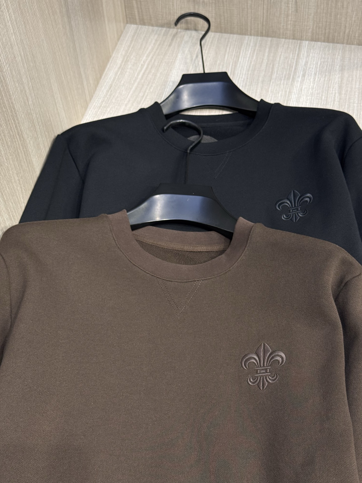 NO:515123,Model L819# (same style for men and women), Croxin 2025 Autumn and Winter 2025 latest large cross-embroidered round-neck sweatshirt, the iconic iris embroidery logo on the chest echoes the large cross-embroidery pattern on the back. It uses high-end heavy industry arch bridge embroidery 3D three-dimensional embroidery technology, which is grand and exquisite, three-dimensional and full, and shows off personality. It is matched with the unique washing effect of the fabric, bringing the brand's high-standard trendy temperament to the extreme. The upper body is handsome and stylish, and it is full of tone. The wide version is not picky about the figure at all. It can be worn inside or outside. The trendy elements that have been deeply engraved in the bones are enough to highlight the brand's characteristics and recognition. For example, when it comes to dressing, they are handsome and cool trendy people with a strong aura. When it comes to wearing it in couple outfits, they are even more popular ace recommendations!  Imported fabric long wool cotton, pure cotton wool ring inside, delicate and delicate, very high density, soft and comfortable texture, crisp and stylish upper body, excellent stretchability, and will not fade or deform after wearing for a long time. Size M-XXL (model 172 cm 148 catties and try on L size suitable) 2 colors black, coffee, chrome hearts, hoodie, sweatshirts, alexander wang19860909型号L819#（男女同款）,克罗心 2025秋冬最新大号十字花刺绣圆领卫衣,胸前标志性鸢尾花刺绣徽标,与后背大号十字花图案相呼应,采用高端重工的拱桥绣3D立体刺绣工艺,大气精致,立体饱满,张扬个性,再搭配面料特有的水洗效果,将品牌高规格的潮流气质发挥到了极致, 上身帅气有型,腔调十足.宽大版型,完全不挑身材,可内搭可外穿,已经深深刻入骨子里的潮流元素,足够彰显出品牌特色与辨识度,如论怎么穿搭都是自带强大气场的帅酷潮人,配成情侣装一起穿更是炸街的王牌推荐！面料进口长绒棉,内里纯棉毛圈,细腻精致,密度非常高,质感柔软舒适,上身挺括有型,舒展性极好,且久穿久洗不褪色不变形.尺码M-XXL（模特172厘米148斤试穿L码合适）2个颜色黑色,咖啡,,chrome hearts,hoodie,sweatshirts,alexander wang,Men's clothing