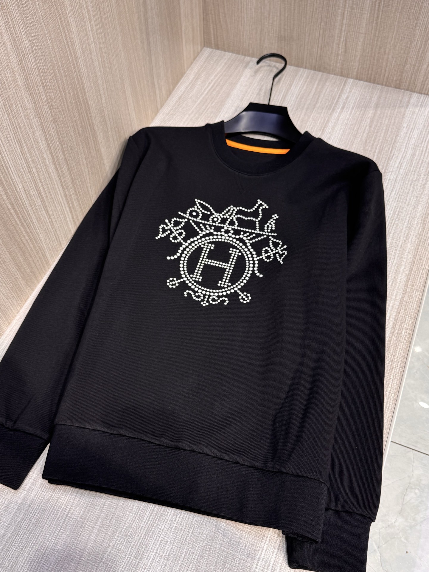 型号HS206#,爱马家 2025秋冬最新马车“H”刺绣男士圆领卫衣,传统经典套头款式,胸前极具代表性