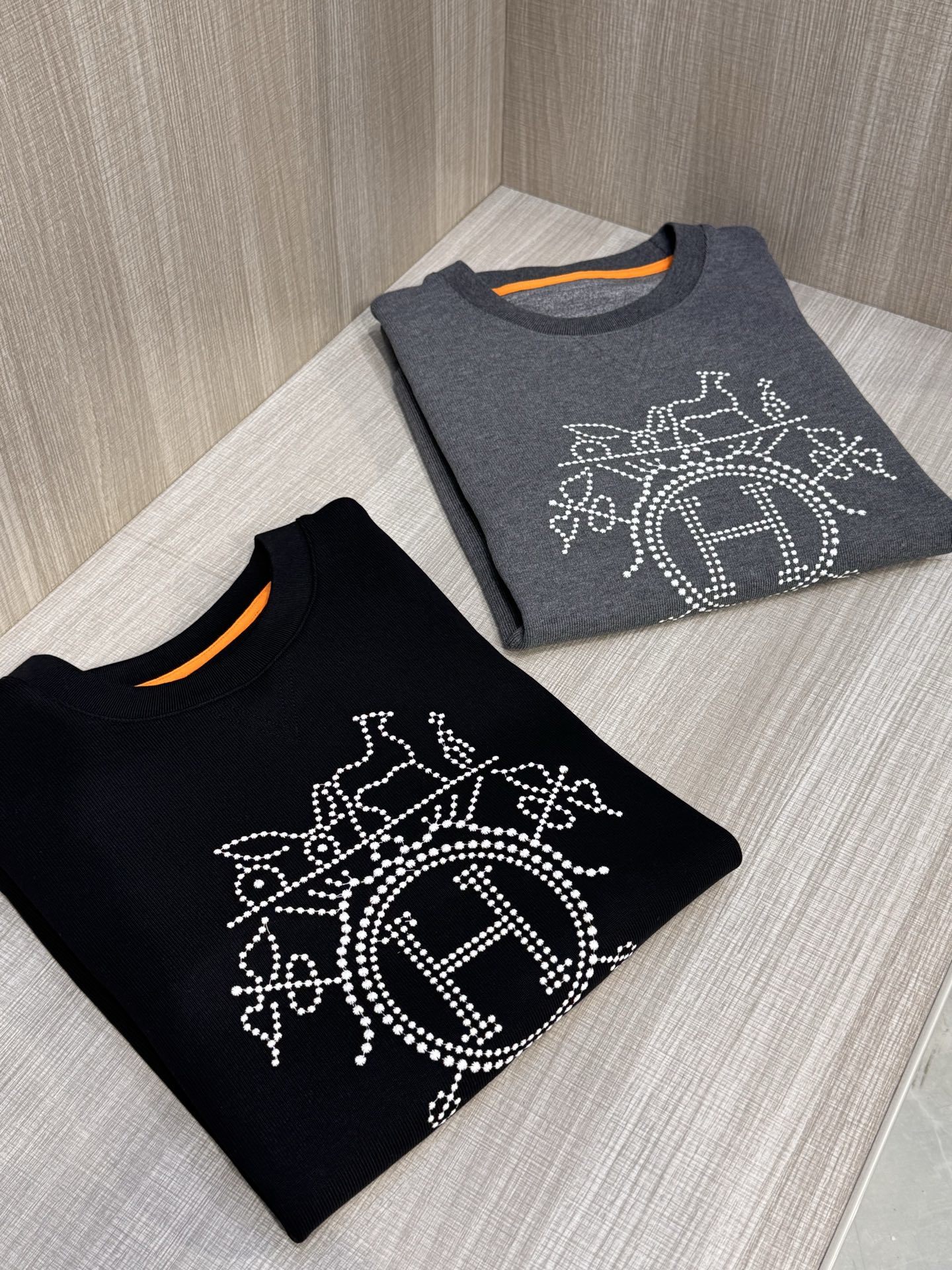 型号HS206#,爱马家 2025秋冬最新马车“H”刺绣男士圆领卫衣,传统经典套头款式,胸前极具代表性