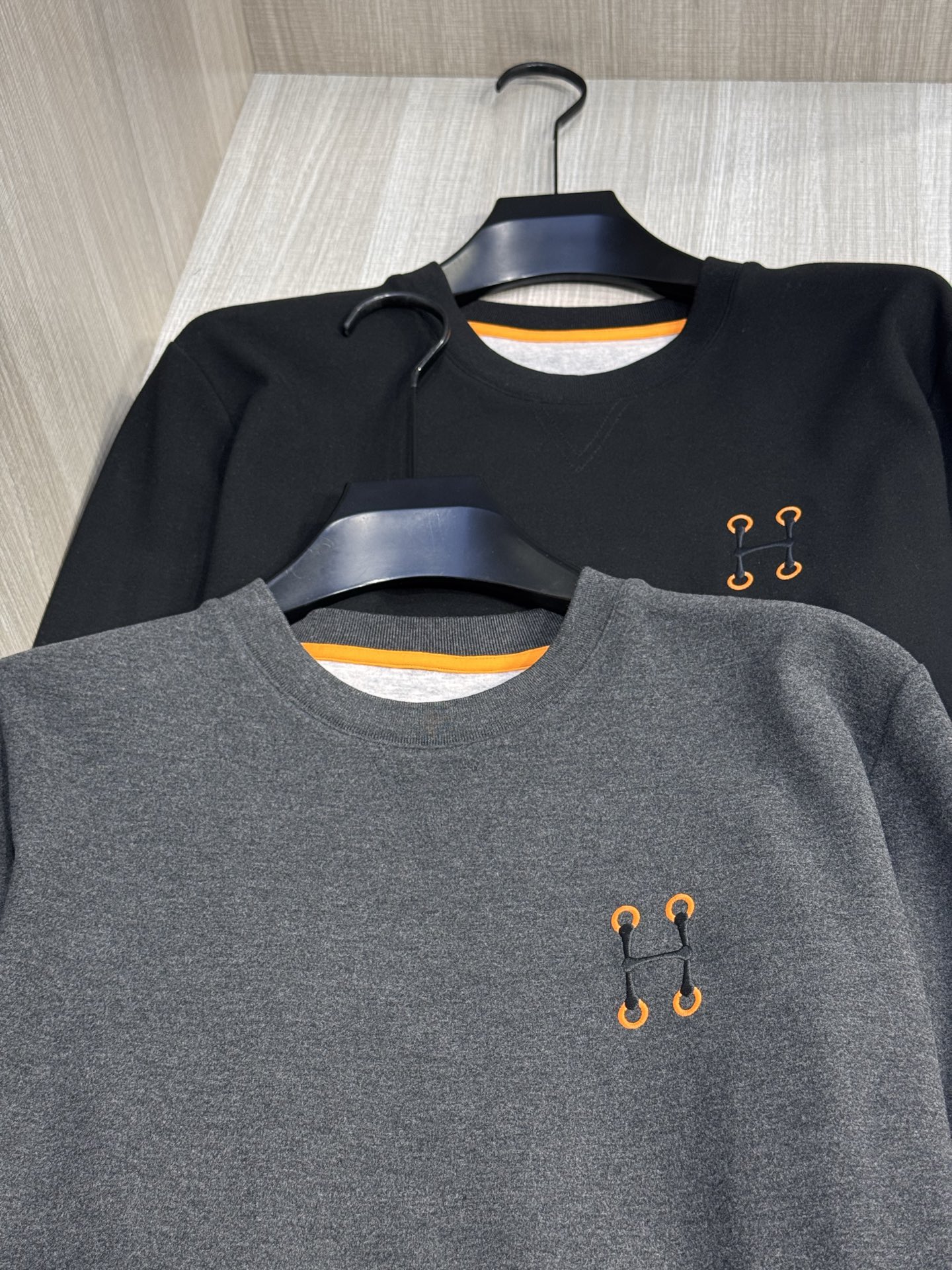 NO:519700,Model HS209#, Aimajia The latest H carriage embroidered men's cashmere round-neck sweatshirt in autumn and winter, traditional classic pullover style, the representative 'H' embroidered logo on the chest echoes the classic carriage on the right side of the hem. At the same time, they all use classic orange embellishments, with strong visual effects and instantly full of squid, fully displaying the brand culture and charm, and have a very high brand identity. The slightly loose basic version is not picky for people to wear, and the upper body easily shows a unique sense of high-end and powerful aura. You can wear it alone in spring and autumn, and you can wear various coats inside in winter. You can match it at will to create a full-size urban elite male god style!  It is really rare to see the unique special wool fabric of H's home with cashmere. This brand-new fabric of H's home is really outstanding, and it is definitely the ceiling of the sweatshirt industry!  It has the fluffy texture of a sweater and the skin-friendly and comfortable feeling of a sweater. It feels soft and glutinous, and is crisp and stylish, has good elasticity. It is naturally stretchable and has good warmth. It can be worn for a long time without fading and deformation. Size M-2XL (model 172 cm 148 kg and 148 catties try on L size) 2 colors black, gray, hermes, hoodie, sweatshirts, jackets & coats, sweaters, alexander wang19860909型号HS209#,爱马家 2025秋冬最新H马车刺绣男士羊绒圆领卫衣,传统经典套头款式,胸前极具代表性的“H”刺绣徽标,与下摆右侧的古典马车相呼应,同时都采用了经典的桔色点缀,视觉效果强烈,瞬间逼格拉满,充分展示品牌文化和魅力,品牌标识度极高.略带宽松的基础版型,不挑人穿,上身轻松展现出与众不同的高级感和强大气场,春秋季可单穿,冬季可内搭各式外套,随意搭配都能打造出逼格满满的都市精英男神范儿！ H家独有的特种羊毛面料含羊绒的卫衣真的不多见,这款H家的全新面料真的不是一般得出色,绝对是卫衣界的天花板！既有毛衣的绒绒质感,又有卫衣的亲肤舒适感,手感软糯,而又挺括有型,弹性好,穿着舒展性自然好,且具有很好的保暖性,久穿久洗不褪色不变形.尺码M-2XL（模特172厘米148斤试穿L码合适）2个颜色黑色,灰色,,hermes,hoodie,sweatshirts,jackets & coats,sweaters,alexander wang,Men's clothing