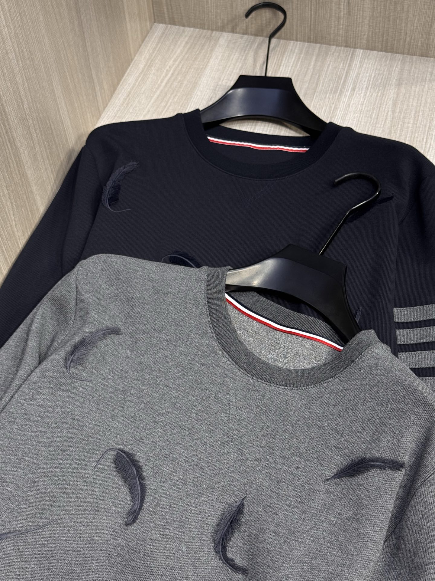 NO:519694,Model L818#, TB Home 2025 autumn and winter latest feather embroidered men's round-neck sweatshirt, with a variety of creative feather patterns in the predecessor, using high-end heavy industry three-dimensional true feather embroidery technology (no second on the market can do this craft, it is a unique existence in the men's clothing industry). It is exquisite and elegant, vivid and vivid, very real, matched with the iconic 4 bar decoration on the left arm, and is contrasting color splicing design, with a strong texture, high-end grade, and high brand identity; the upper body has a tone and connotation, and can easily create a high-end and elegant male charm alone or with various coats!  A slightly loose basic version meets the simple needs of commuters for dressing. The upper body is very effective, fashionable and fashionable, and it looks slim and skin tone. It is a luxurious item with great fashion and comfort. The original imported long velvet cotton is soft and comfortable, with a firm backbone, and has excellent wear and stretchability; the texture is delicate and delicate, and the density is very high. It will not fade and deform after wearing for a long time. Size M-XXL (model 172 cm 148 catties and try on L size is suitable) 2 colors of hidden blue, gray, hoodie, sweatshirts, jackets & coats, alexander wang19860909型号L818#,TB家 2025秋冬最新羽毛刺绣男士圆领卫衣,前身极具创意的多种羽毛图案,采用高端重工的立体真羽毛绣花工艺（这个工艺市面上没有第二家可以做到,是男装界独一无二的存在）,精致考究而富有层次感,活灵活现,非常真实,搭配左侧手臂处标志性4条杠装饰,采用撞色拼接设计,质感极强,上档次,品牌标识度高；上身有腔调有内涵,单穿或者搭配各式外套,都能轻松打造出高级优雅的男神魅力！稍带宽松的基础版型,满足通勤人们对于着装的简约需求,上身效果很好,又潮又时髦,显瘦衬肤色,是一款极具时尚度和舒适度的豪华单品.面料原版进口长绒棉,质感柔软舒适,挺括有骨干,穿着舒展性极好；纹理细腻精致,密度非常得高,久穿久洗不褪色不变形.尺码M-XXL（模特172厘米148斤试穿L码合适）2个颜色藏蓝,灰色,,hoodie,sweatshirts,jackets & coats,alexander wang,Men's clothing